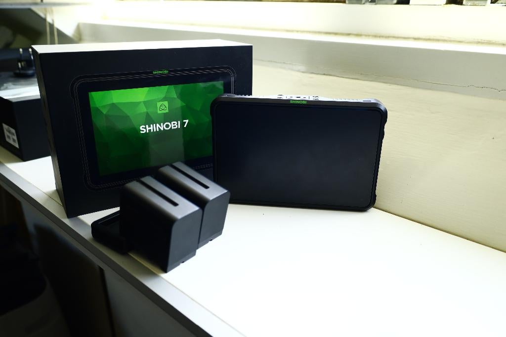 Atomos Shinobi 7 Monitor | zgan | 2 accu’s + case, Ophalen, Zo goed als nieuw