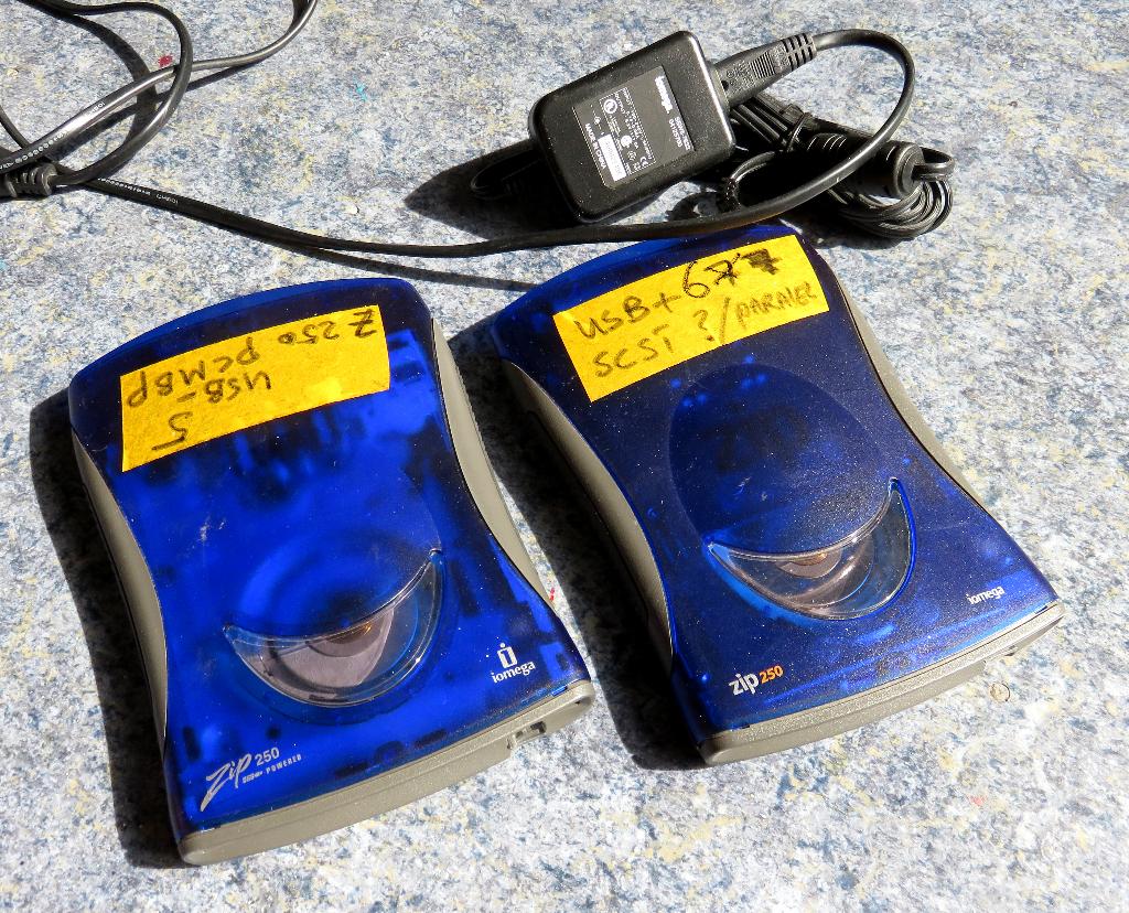 2 X ZIP DRIVES Iomega  USB 1 X disc 250MB Den Haag, Ophalen of Verzenden, Iomega