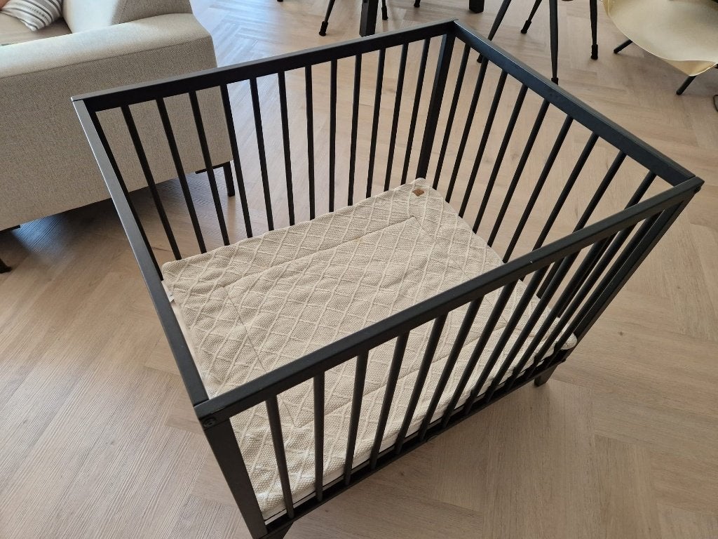 TWF Sabi Baby Box with mattress & topper, Ophalen, Zo goed als nieuw, Vierkant, In hoogte verstelbaar