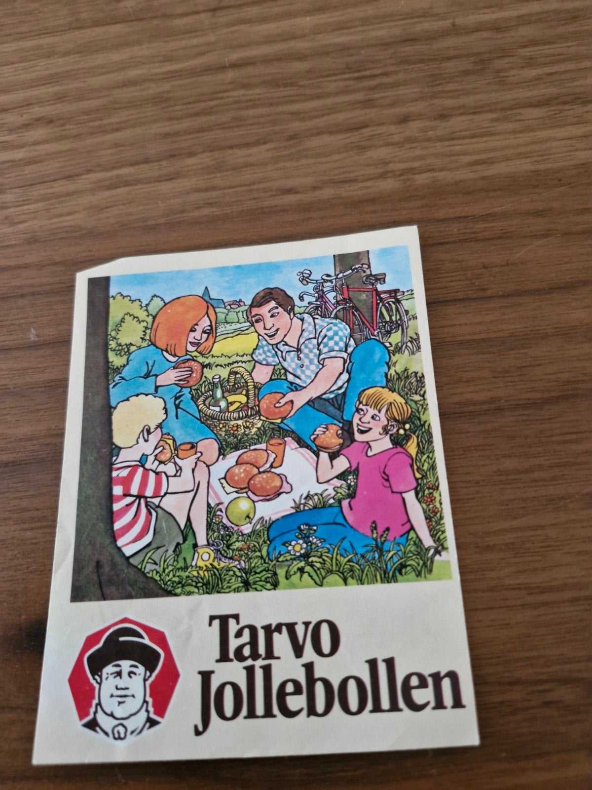 10838 Vintage Tarvo Jollebollen Sticker - Picknick Scène, Ophalen of Verzenden, Gebruikt, Overige typen