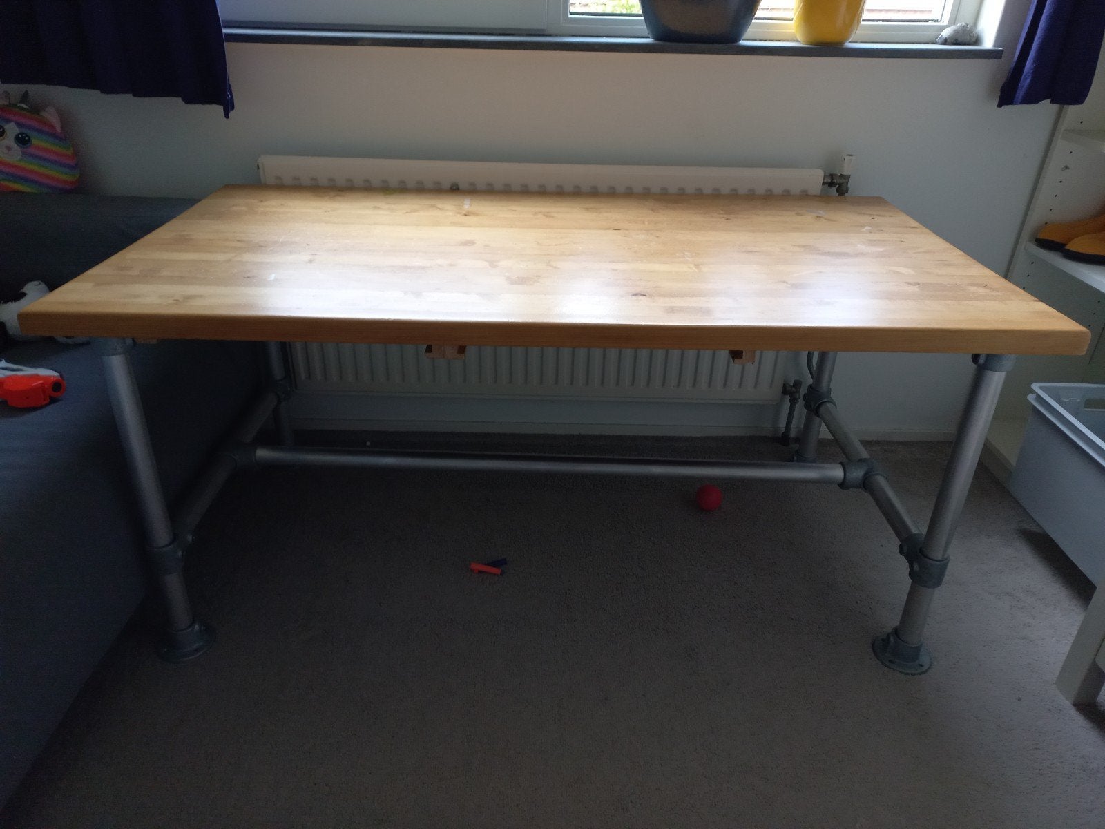 Stevige houten tafel met steigerbuis onderstel, Gebruikt, 100 tot 150 cm, 50 tot 100 cm, Vier personen