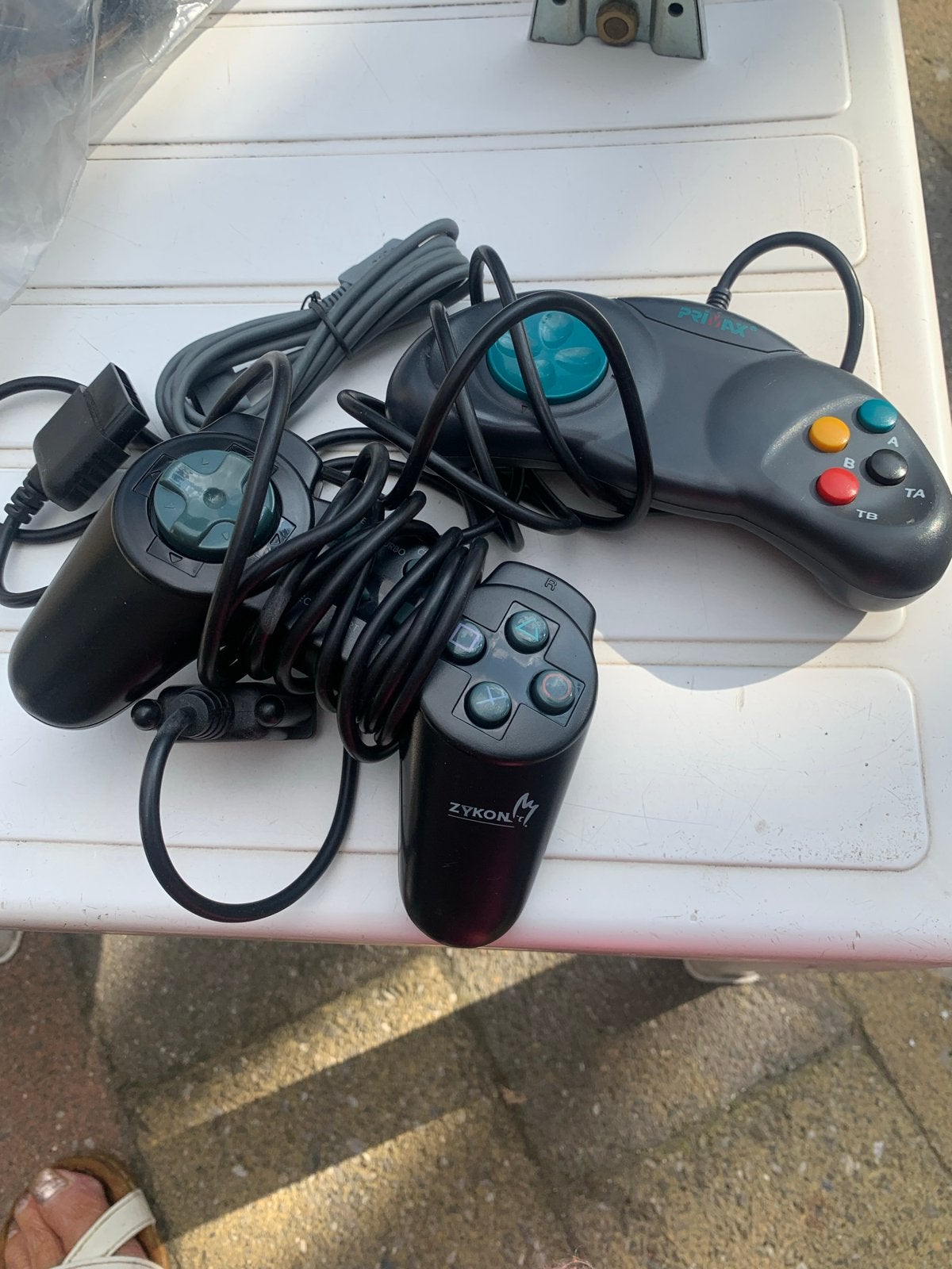 2 controllers voor computerspel - PriMax en Zykon, Spelcomputers en Games, Gebruikt, PC, Overige typen, Overige merken
