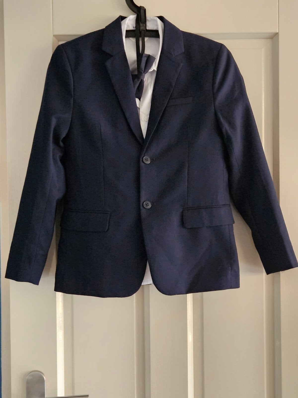 Nieuw donkerblauw pak (colbert, overhemd, broek, strik), Kinderen en Baby's, Kinderkleding | Maat 146, Ophalen, Zo goed als nieuw