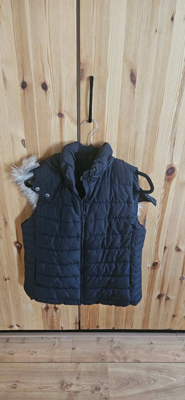Zwarte gewatteerde bodywarmer met bontkraag, Zwart, Maat 42/44 (L), Ophalen of Verzenden, Zo goed als nieuw