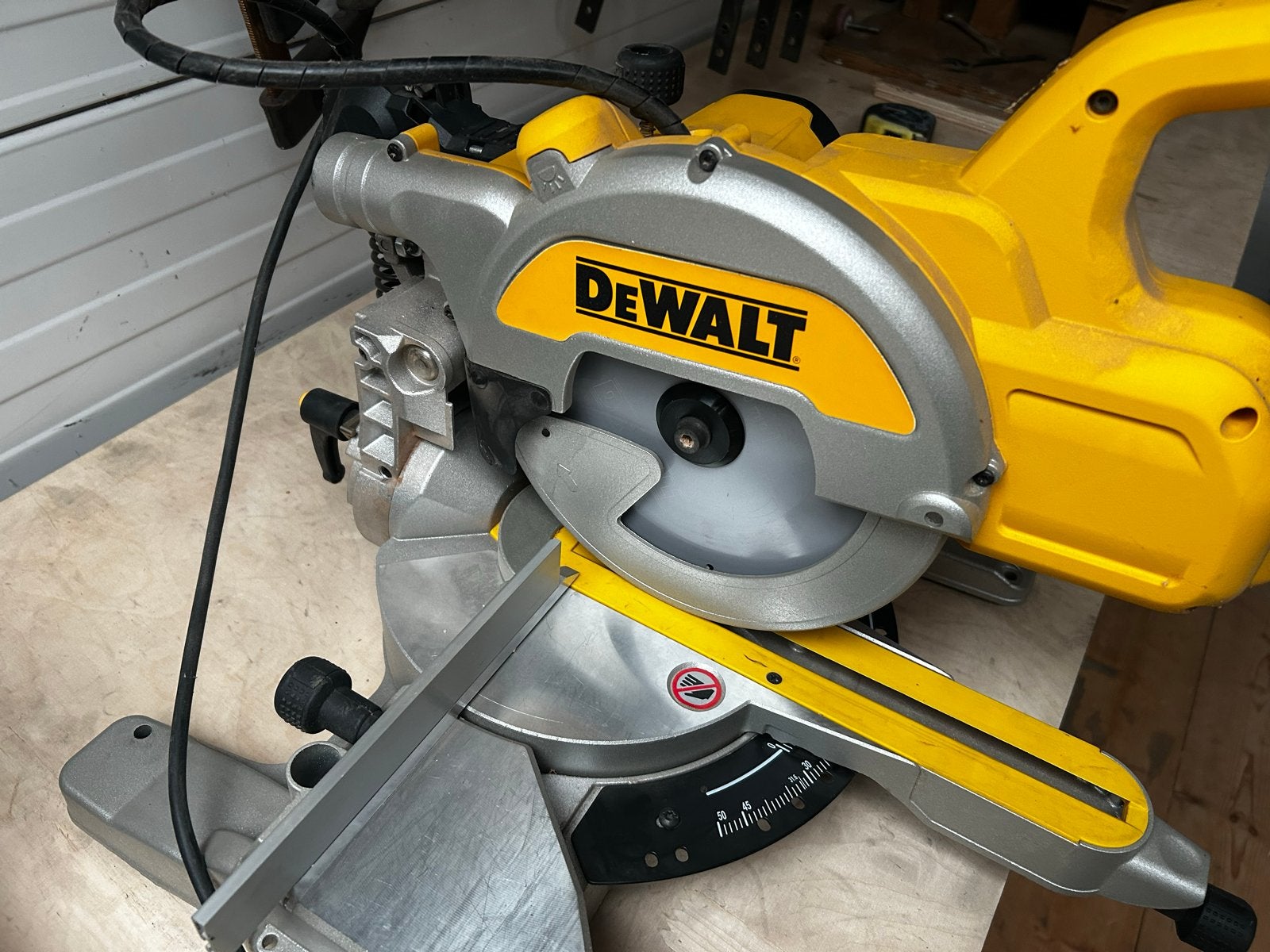 DeWalt DWS777 Afkortzaag - Zo goed als nieuw, Ophalen, Zo goed als nieuw, Afkortzaag, 30 tot 70 mm