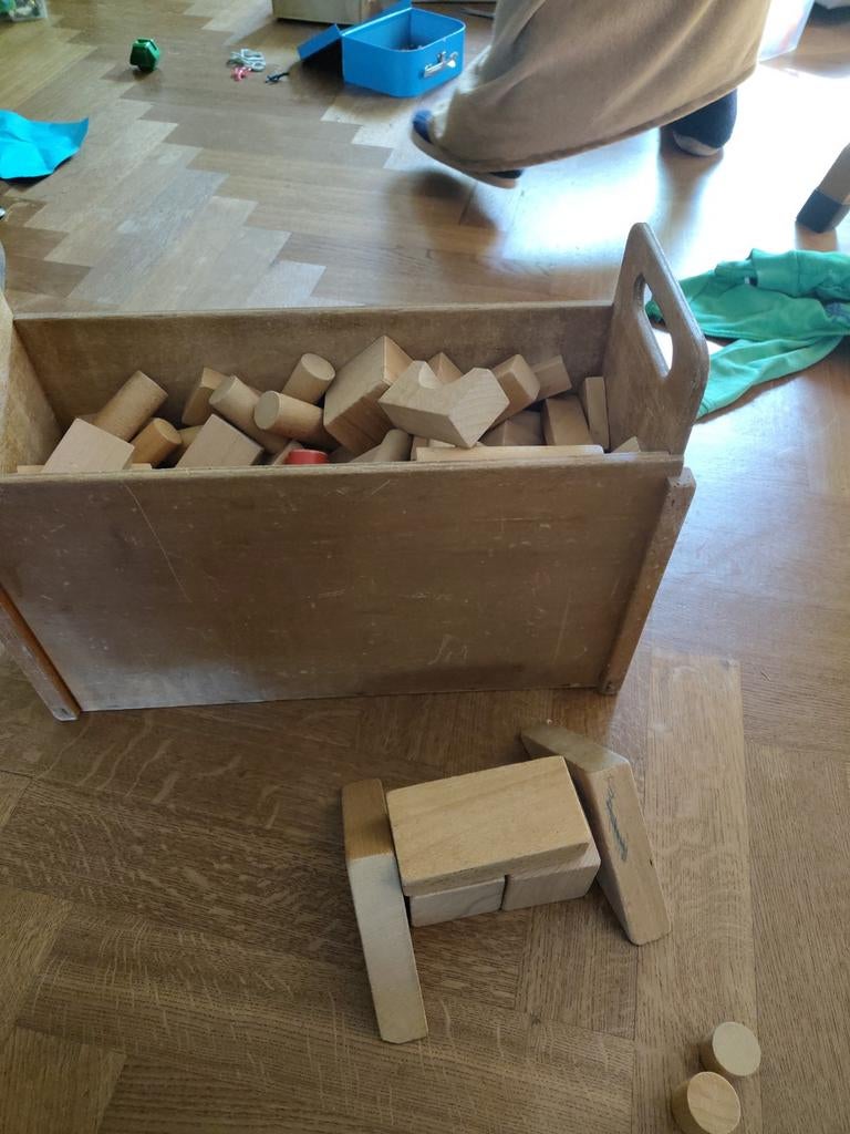 Houten bouwblokken in kist - Diverse vormen, Ophalen, Gebruikt, Overige merken