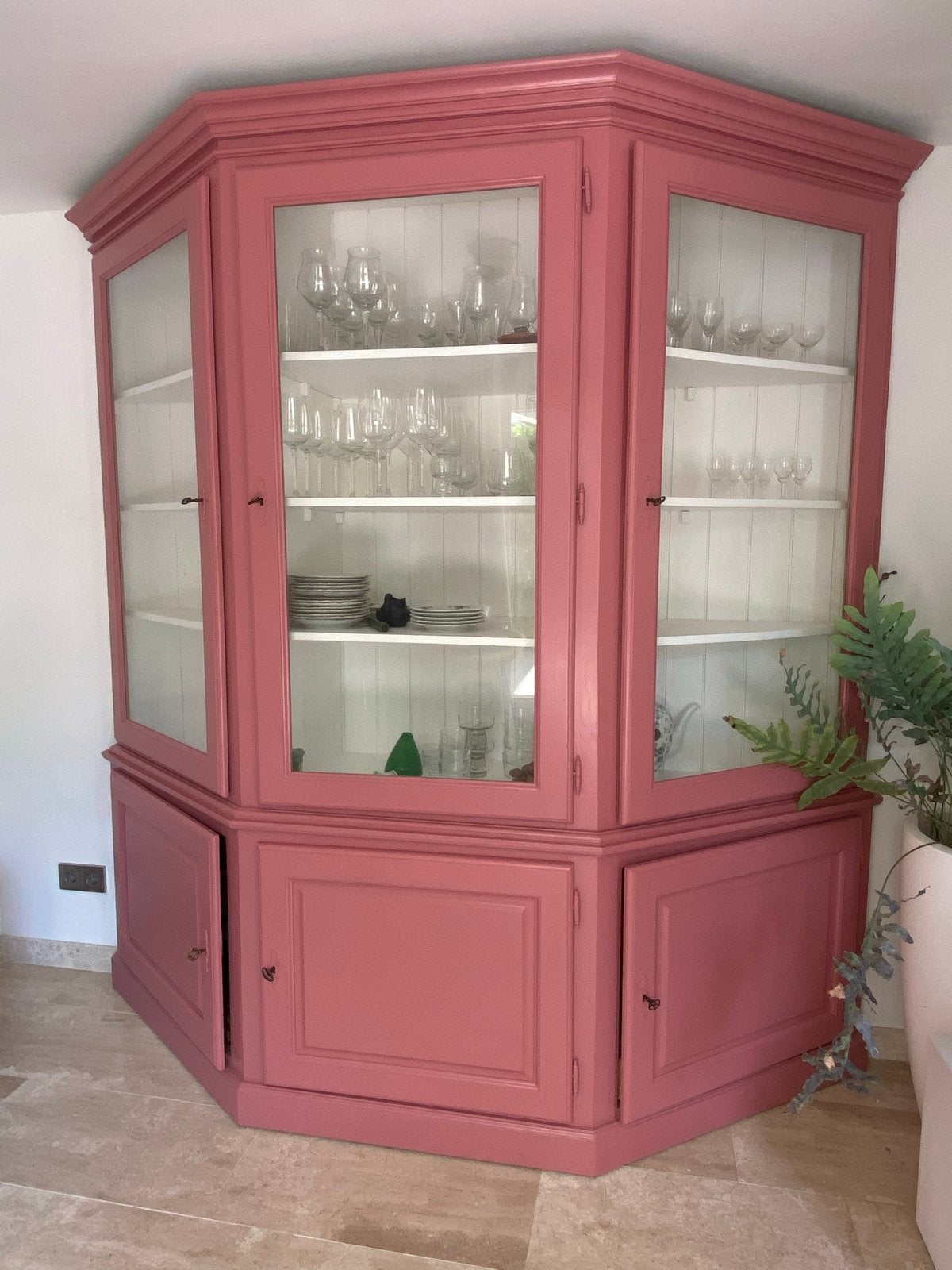 Ruime roze hoekkast met glazen deuren, brocante, bric a brac, Ophalen, Met deur(en), 200 cm of meer, Grenenhout