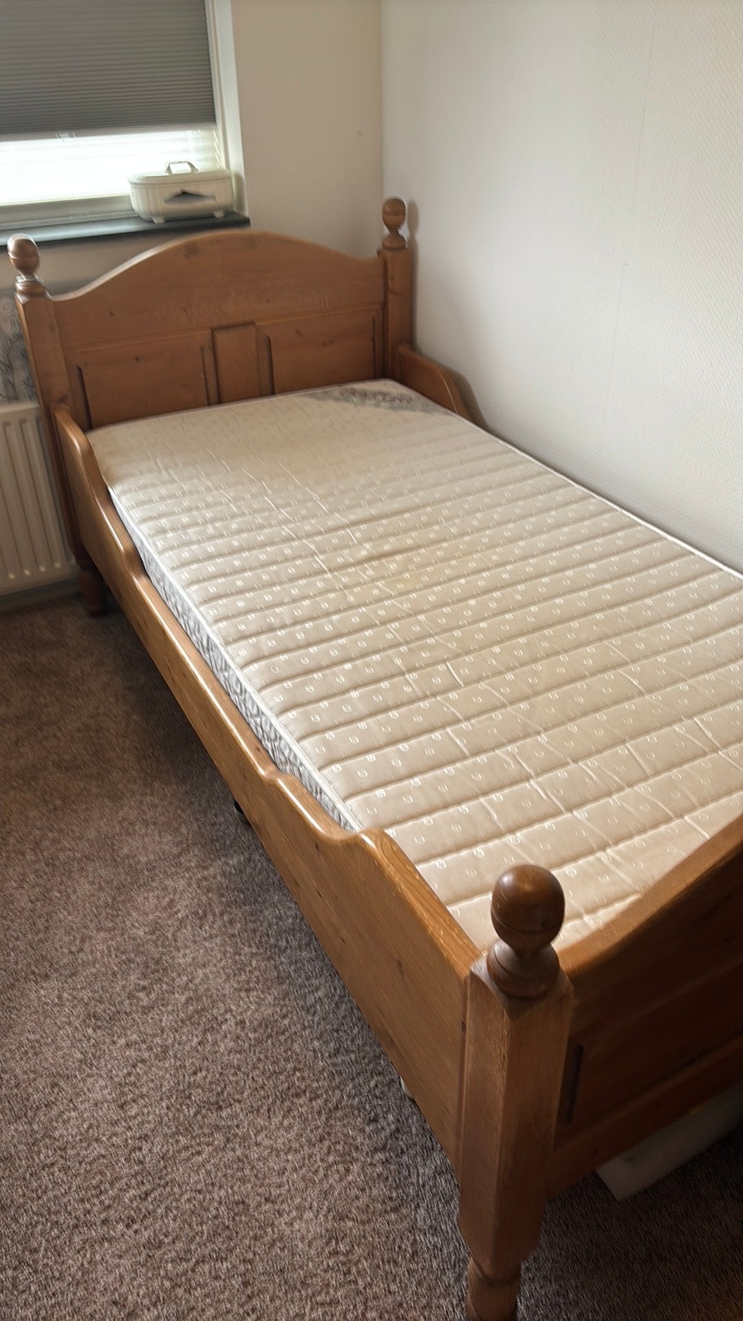 Gratis. Eenpersoonsbed met lattenbodem en nette matras, Ophalen of Verzenden, Gebruikt, Eenpersoons, Grenen