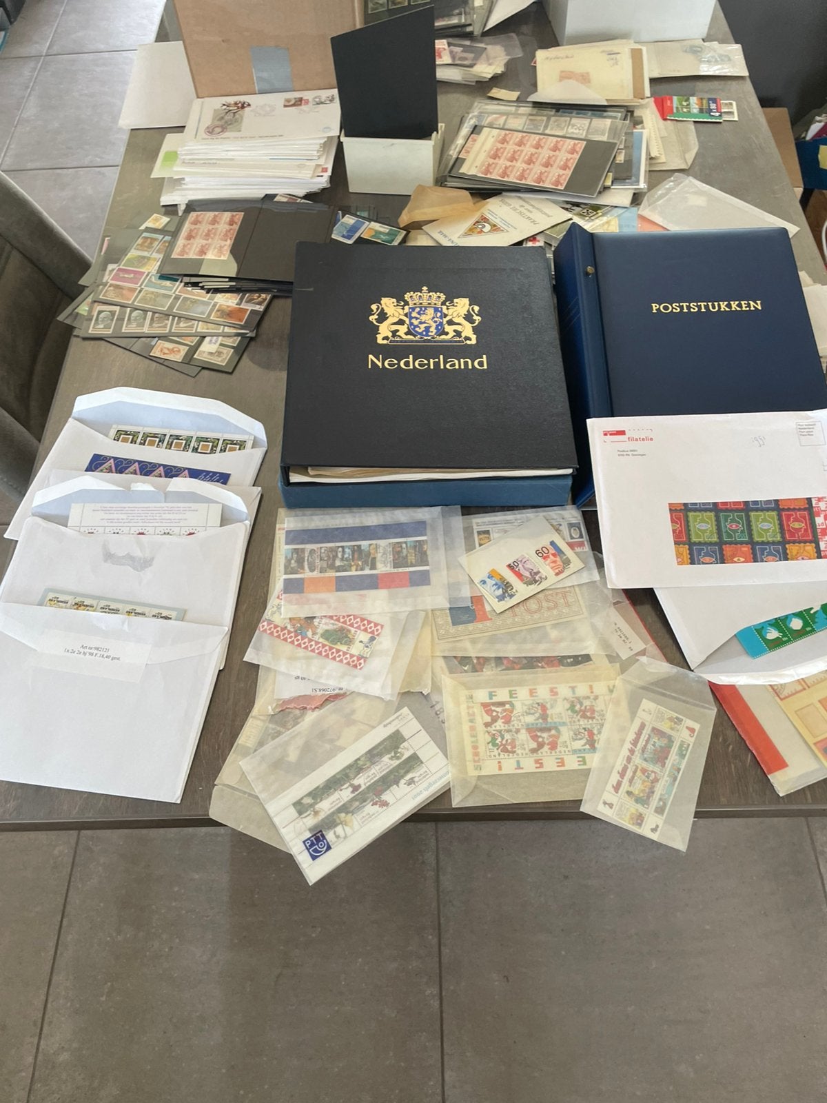Flinke  doos van alles wat, Postzegels en Munten, Postzegels | Volle albums en Verzamelingen, Ophalen of Verzenden, Nederland en Buitenland