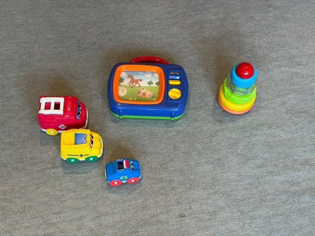 Babyspeelgoed, autootjes, opwindbare muziek TV, stapeltoren, Kinderen en Baby's, Speelgoed | Babyspeelgoed, Ophalen of Verzenden