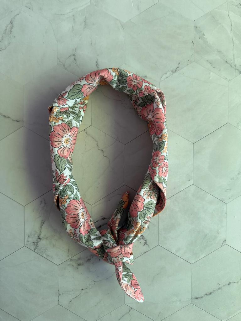 Kindersjaal bloemen, Kinderen en Baby's, Kinderkleding | Mutsen, Sjaals en Handschoenen, Ophalen of Verzenden, Nieuw, Meisje, Sjaal