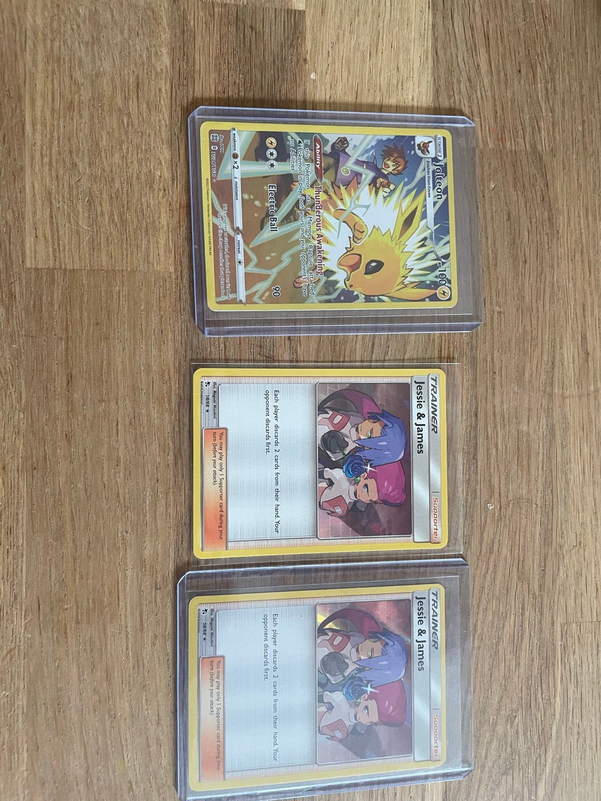 Pokémon kaarten: Jolteon full art en Jessie & James, Ophalen of Verzenden, Zo goed als nieuw, Meerdere kaarten, Foil
