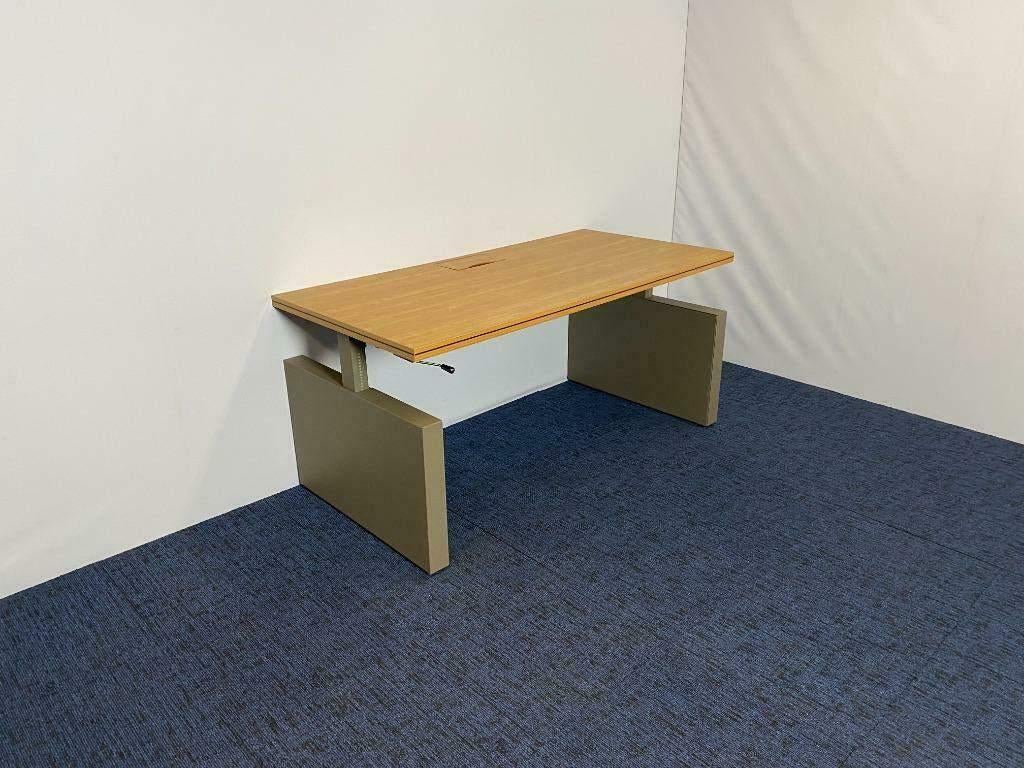 2 x Bureau Ahrend (directie - slinger), bamboe, 120 x 80 cm., Huis en Inrichting, Bureaus, Ophalen, Gebruikt, In hoogte verstelbaar