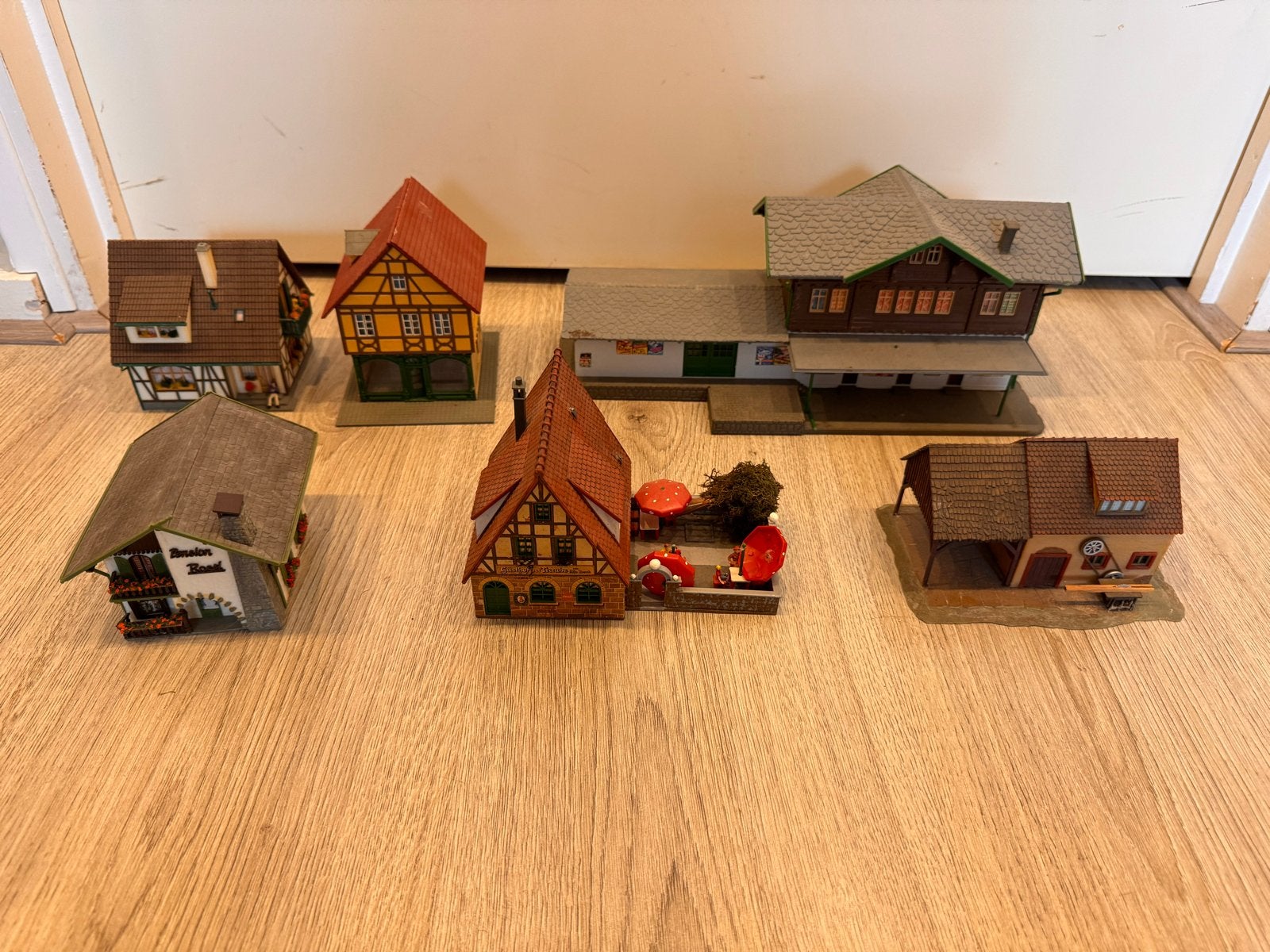 Diverse modelbouw huisjes en gebouwen voor modeltrein, Gebruikt, Gelijkstroom of Wisselstroom, Brug, Tunnel of Gebouw, Ophalen