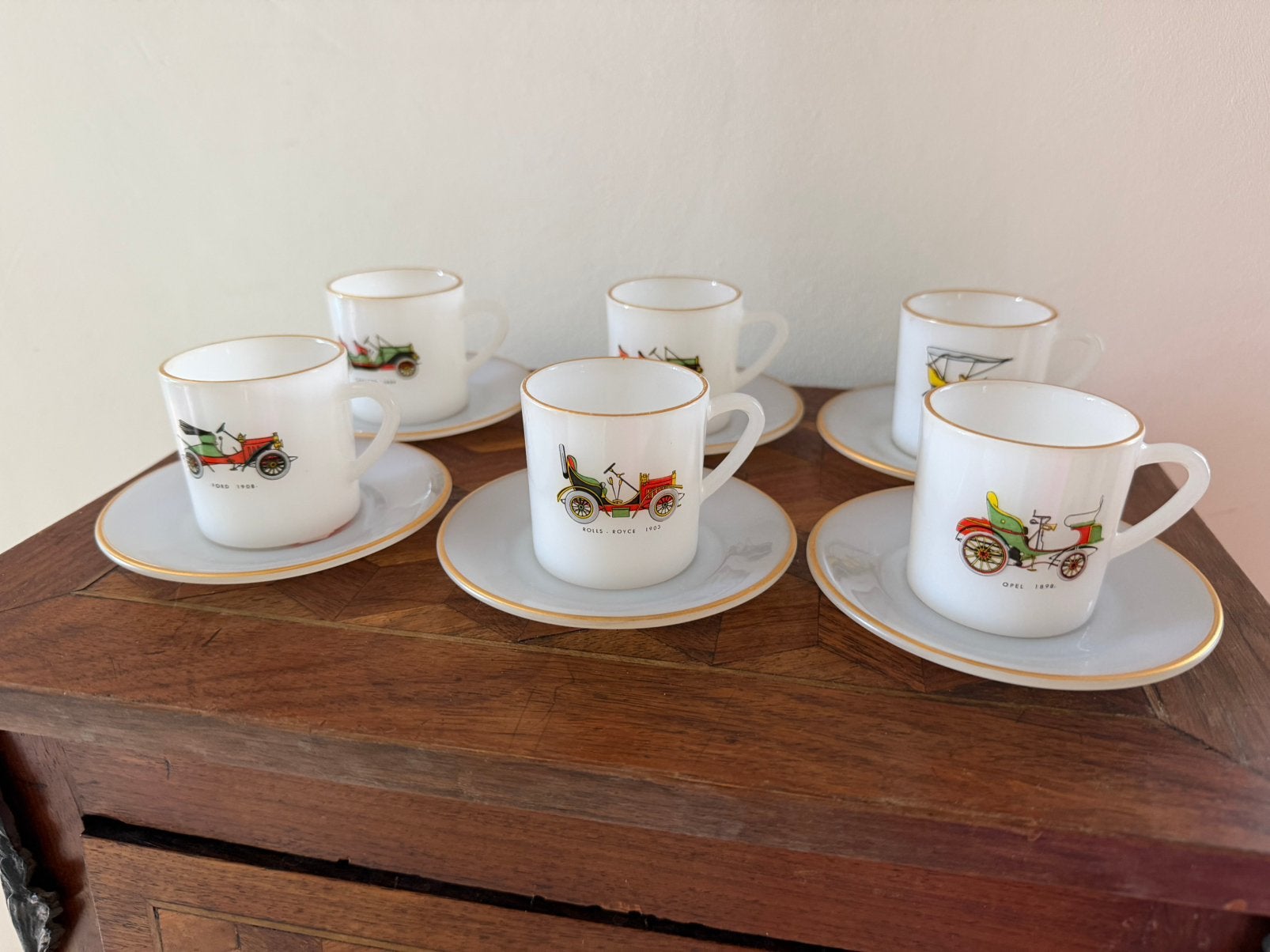 Vintage espresso kopjes met voertuig erop, Ophalen of Verzenden