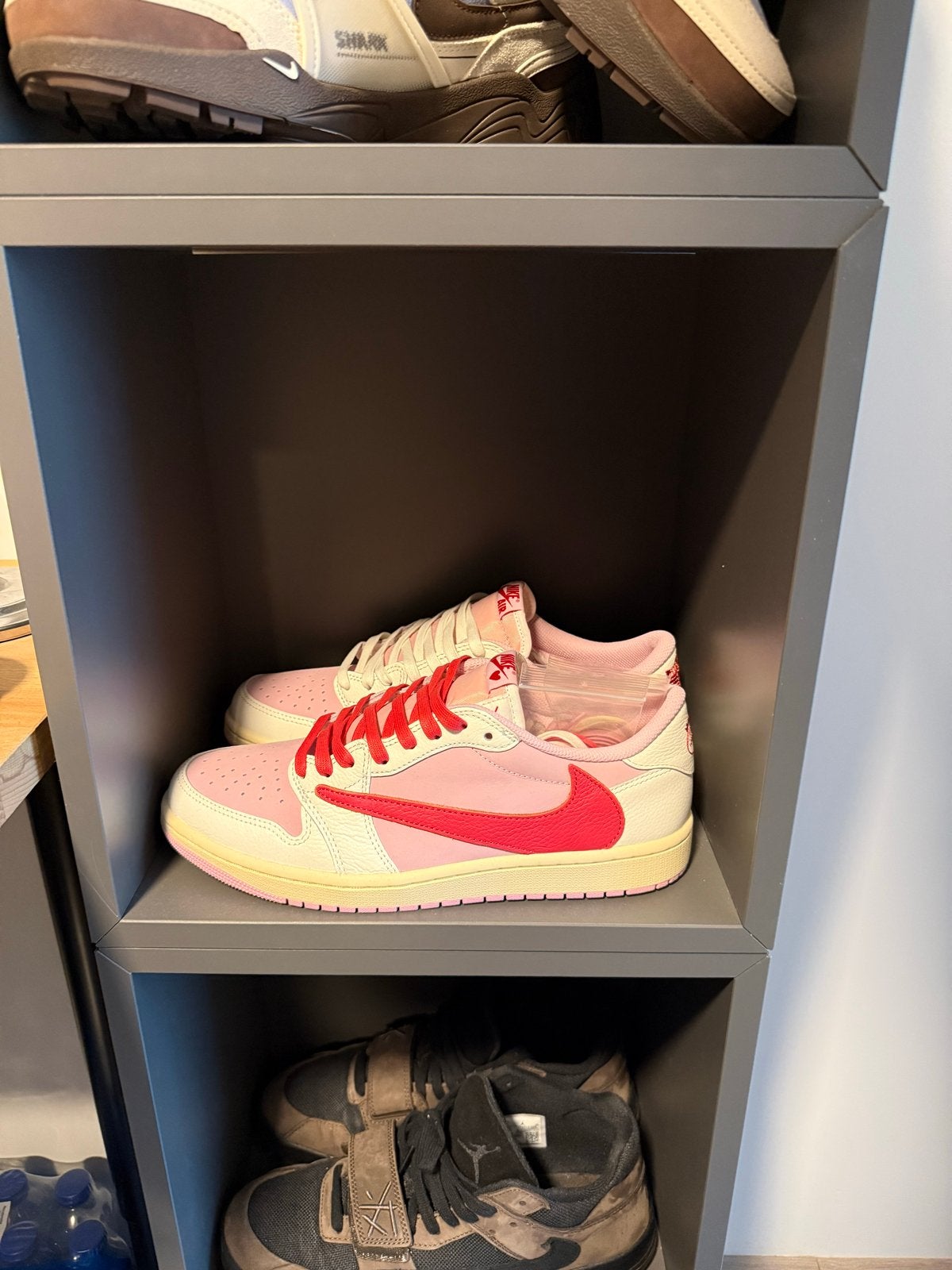 Nike x Travis Scott Air Jordan 1 Low Tropical Pink Maat 44, Kleding | Heren, Schoenen, Ophalen of Verzenden, Nieuw, Overige kleuren