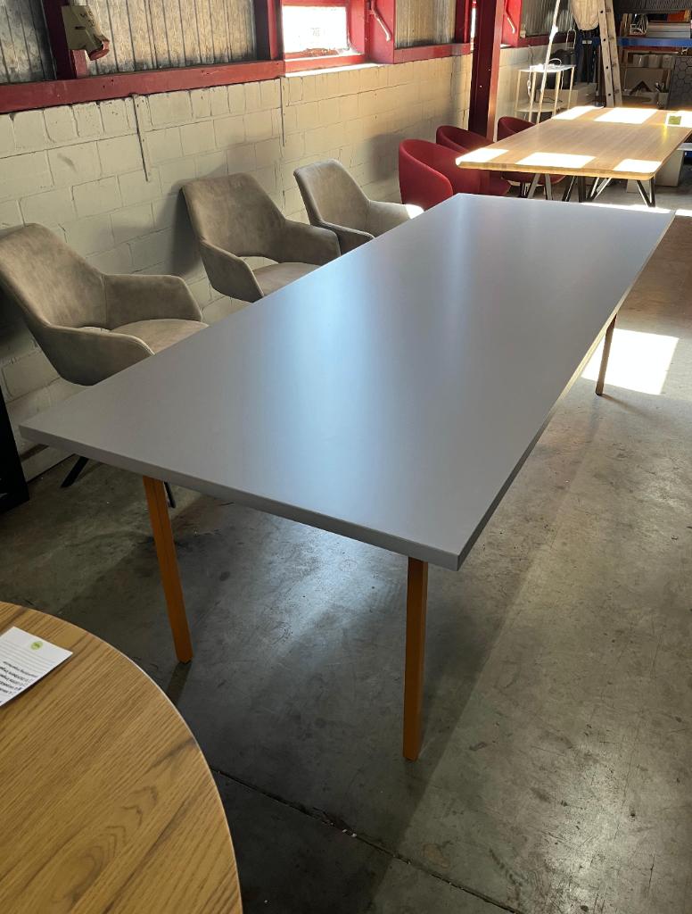 Hay Two-Colour tafel 240x90 lichtgrijs oker €1749, nu, Huis en Inrichting, Tafels | Eettafels, Hay, Hay, Rechthoekig, Nieuw