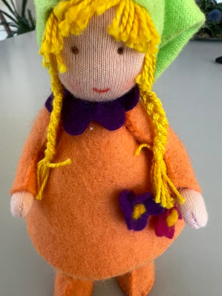 Lief vrolijk meisje 16 cm. Hoog, Ophalen of Verzenden, Nieuw, Figuurtje(s), Wolvilt