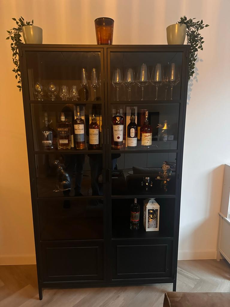 Zwarte vitrinekast met glazen deuren en planken, Ophalen, 50 tot 100 cm, Zo goed als nieuw, Metaal