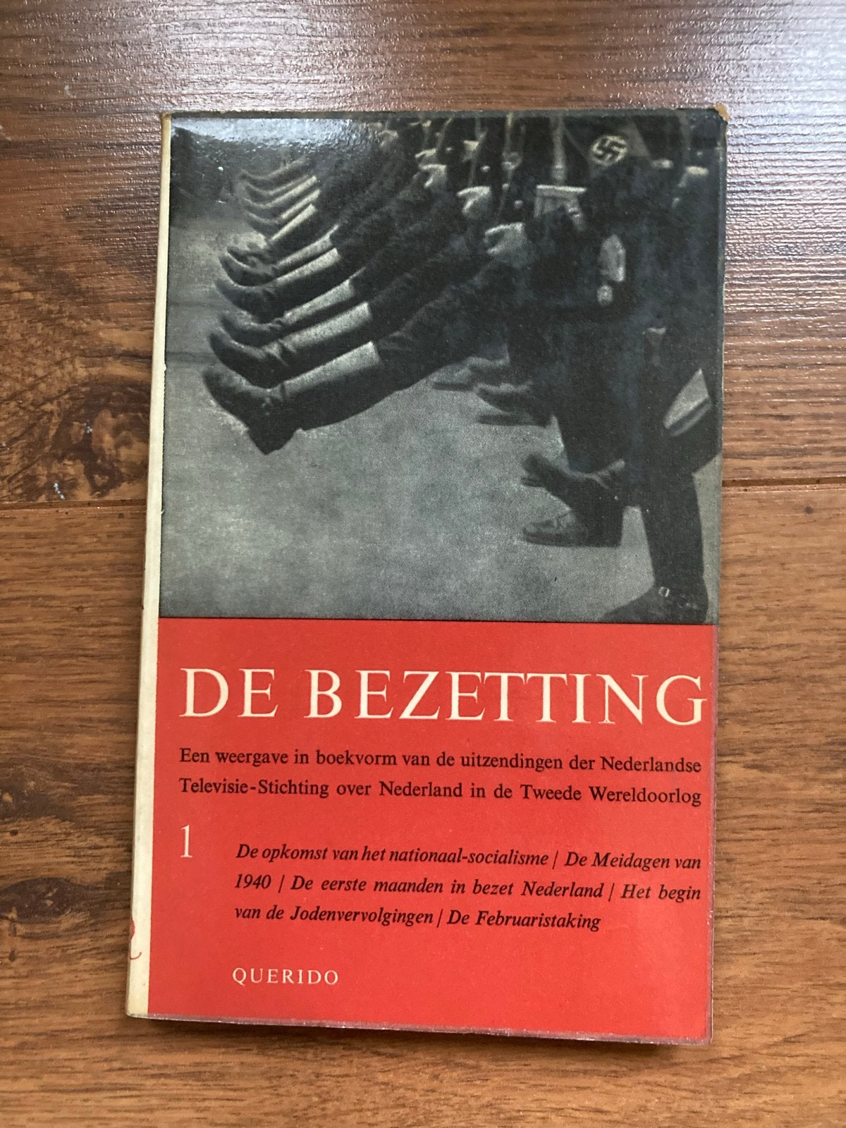 De Bezetting - Deel 1: Nederland in WOII (Querido), Ophalen of Verzenden, Tweede Wereldoorlog, Gelezen, Algemeen