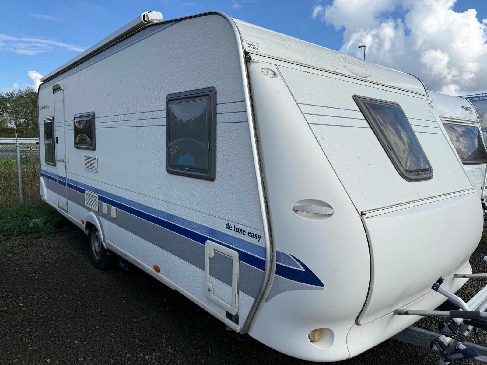 Hobby KMFE 560 uit 2003 met 3-stapelbed  en vast bed, Caravans en Kamperen, Rondzit, Hobby, Particulier, Luifel