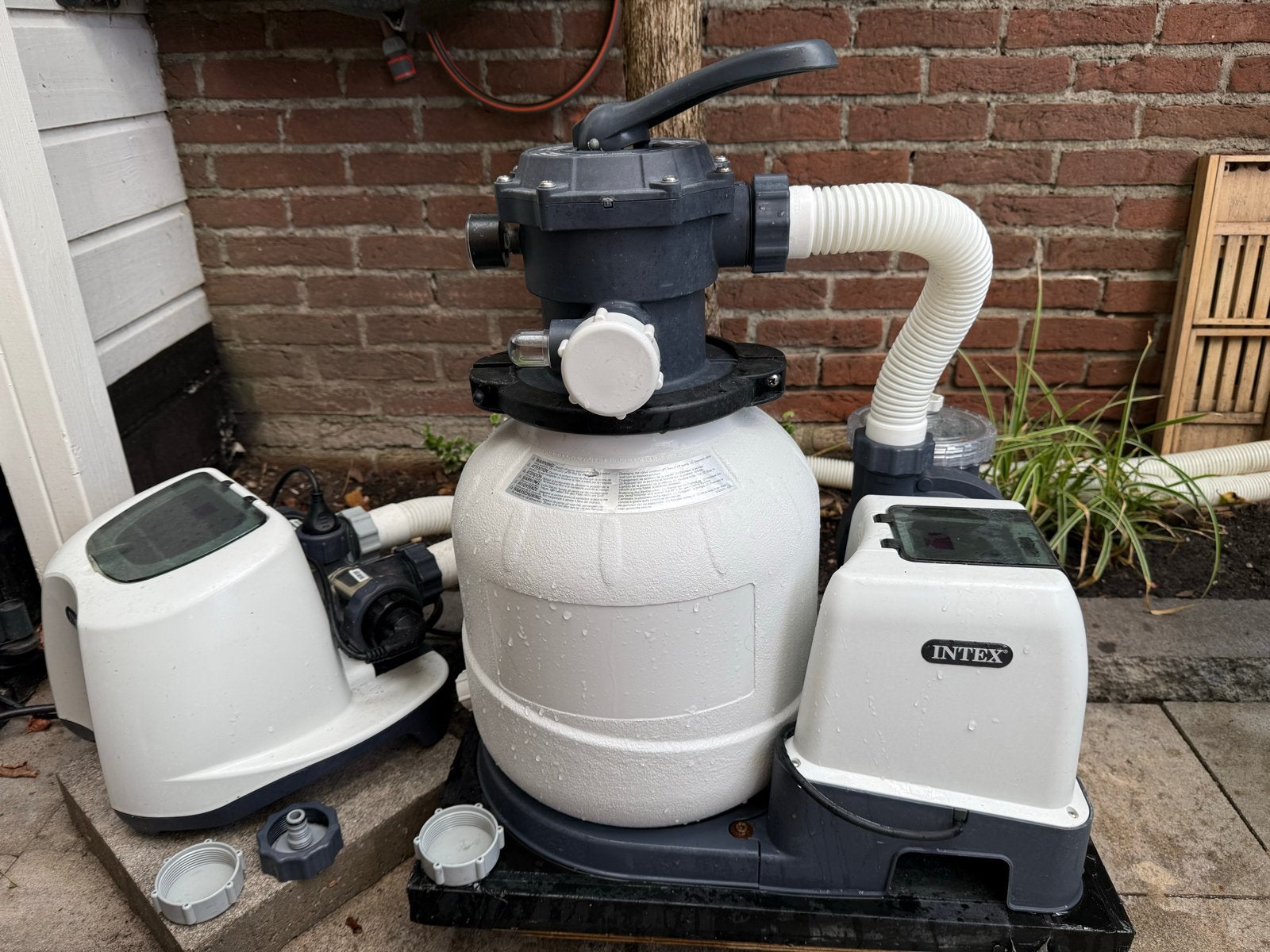 Intex zandfilterpomp SX2100 met QS500 zoutwatersysteem, Ophalen, Zo goed als nieuw, Zwembadpomp
