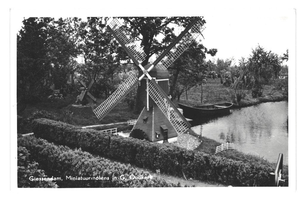 940478 Giessendam miniatuur molen in G Oudkerk ZH 1958