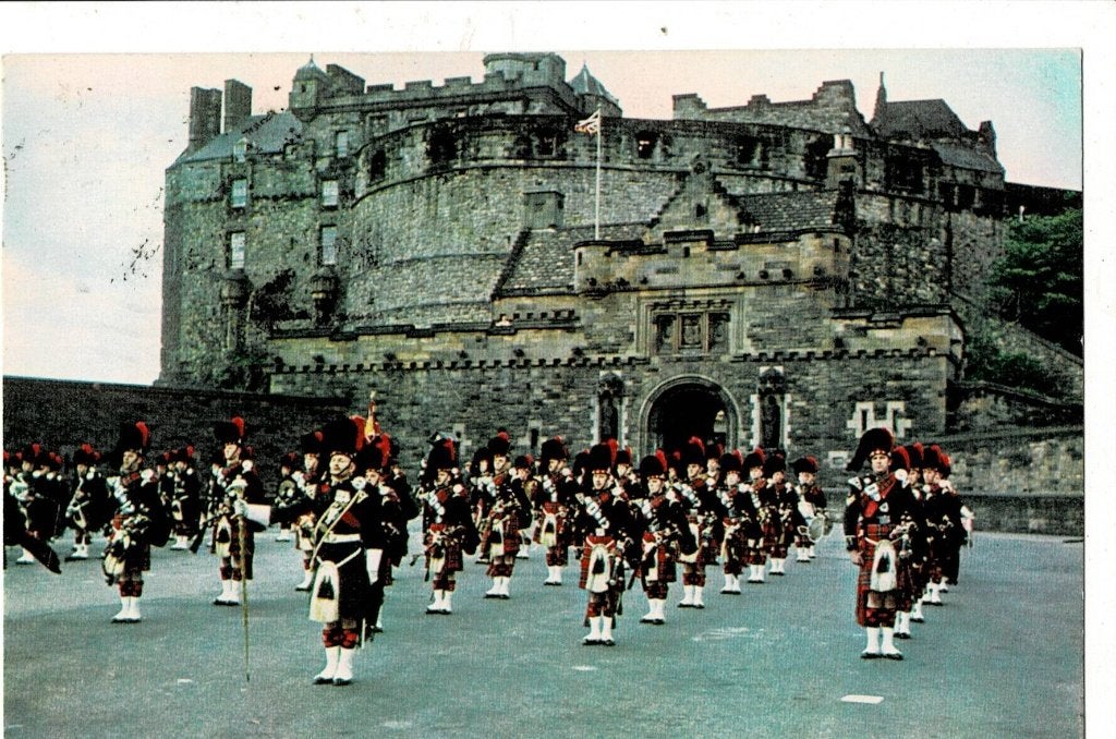 Vintage Ansichtkaart: Schotse Garde bij Edinburgh Castle, Ophalen of Verzenden, 1960 tot 1980, Gelopen, Engeland