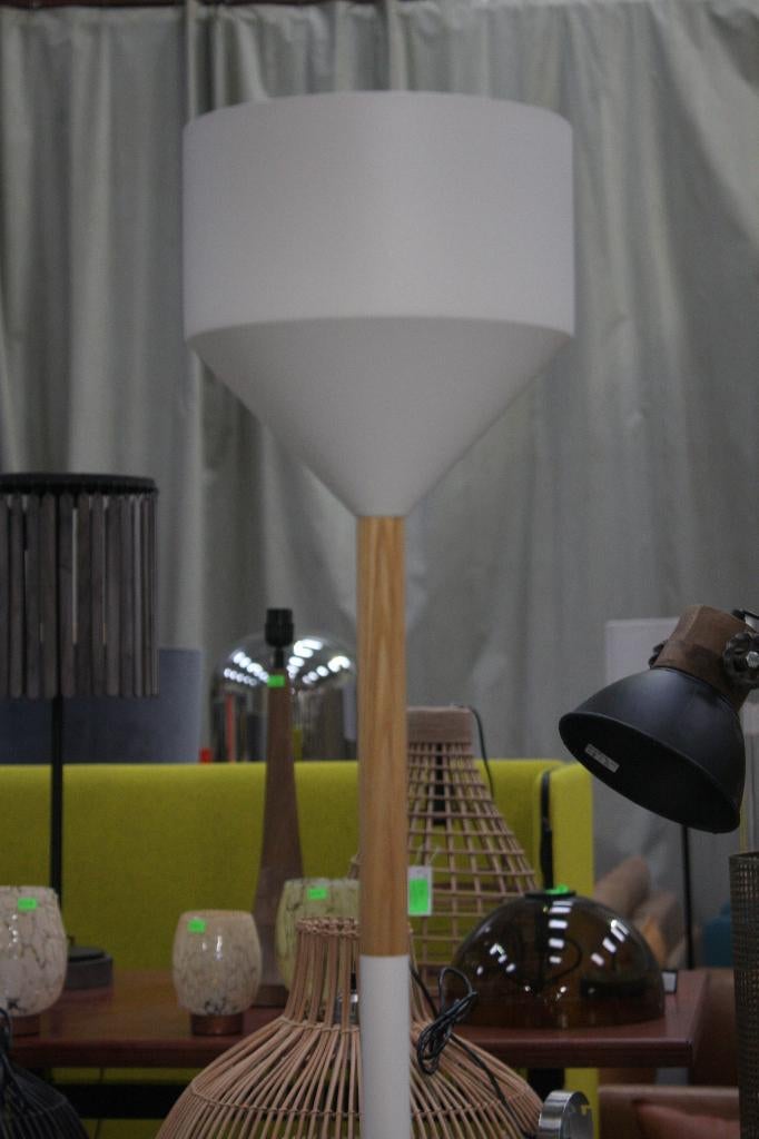 Leuke vloerlamp TORCH ZUIVER wit hout metaal Scandinavisch