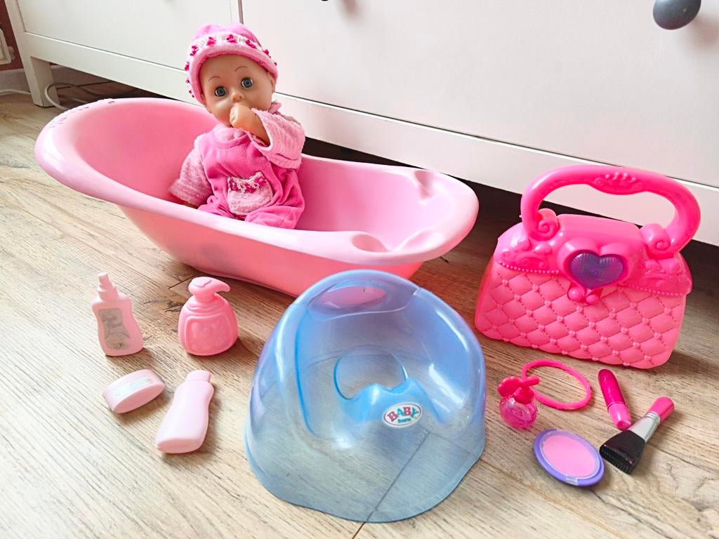 Poppenset: pop, badje, potje en handtas met accessoires, Ophalen of Verzenden, Gebruikt, Babypop