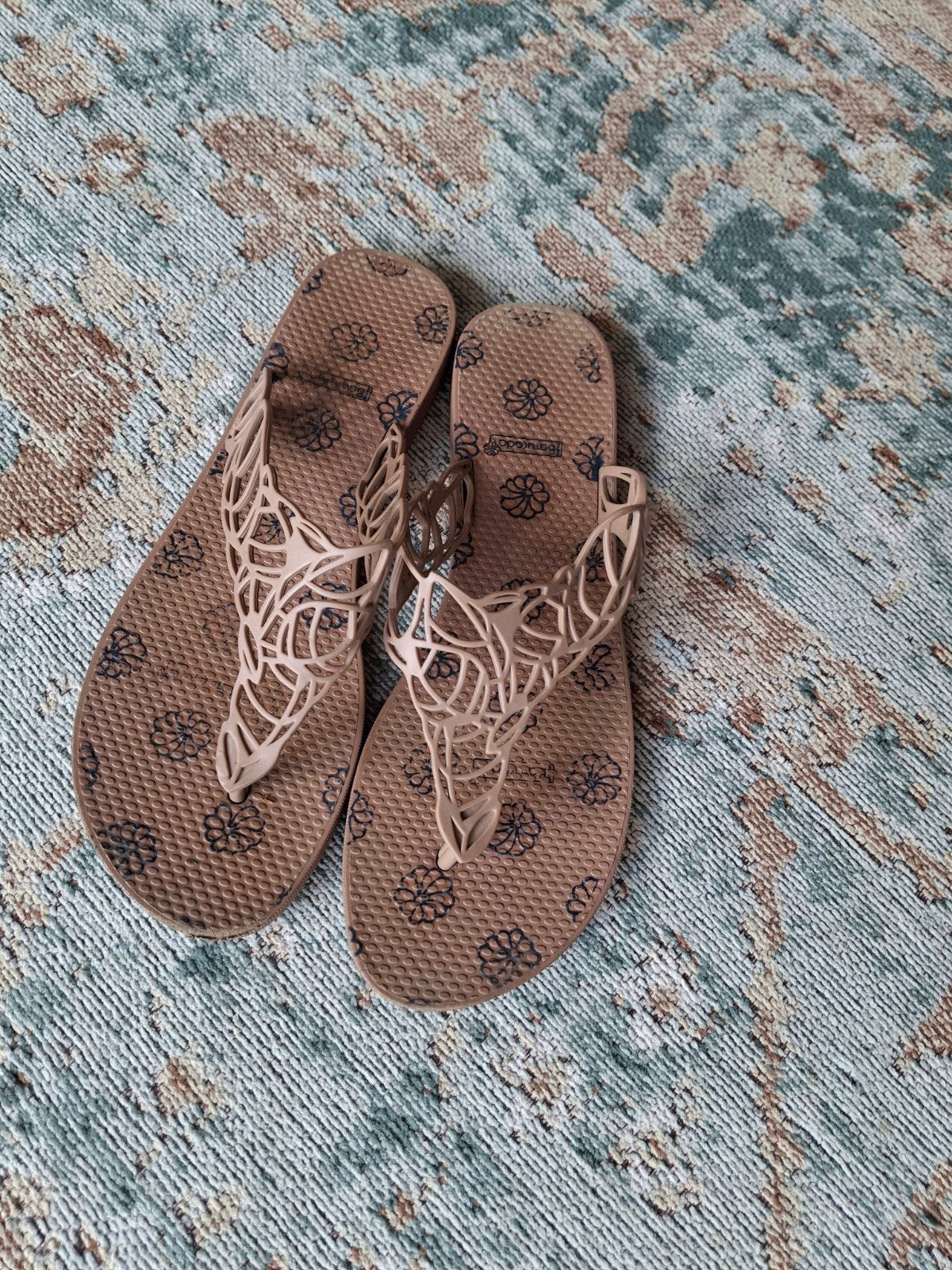 Bruine slippers met openwerk detail, Slippers, Beige, Ophalen of Verzenden, Zo goed als nieuw