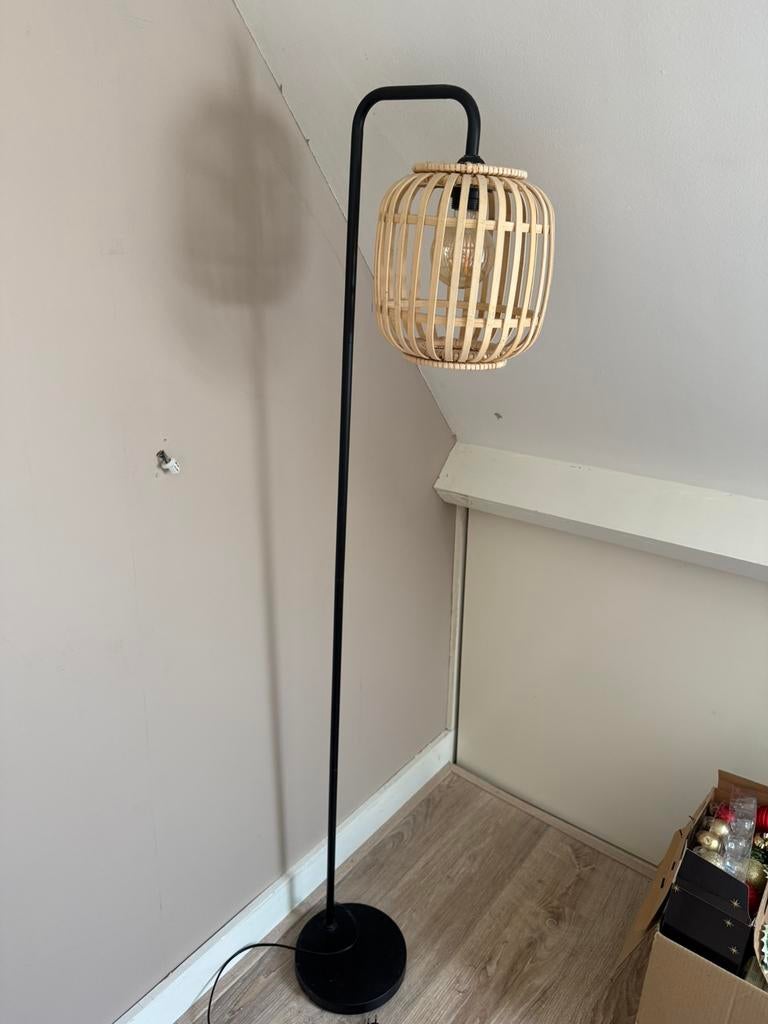 Rotan staande lamp, Ophalen, Zo goed als nieuw