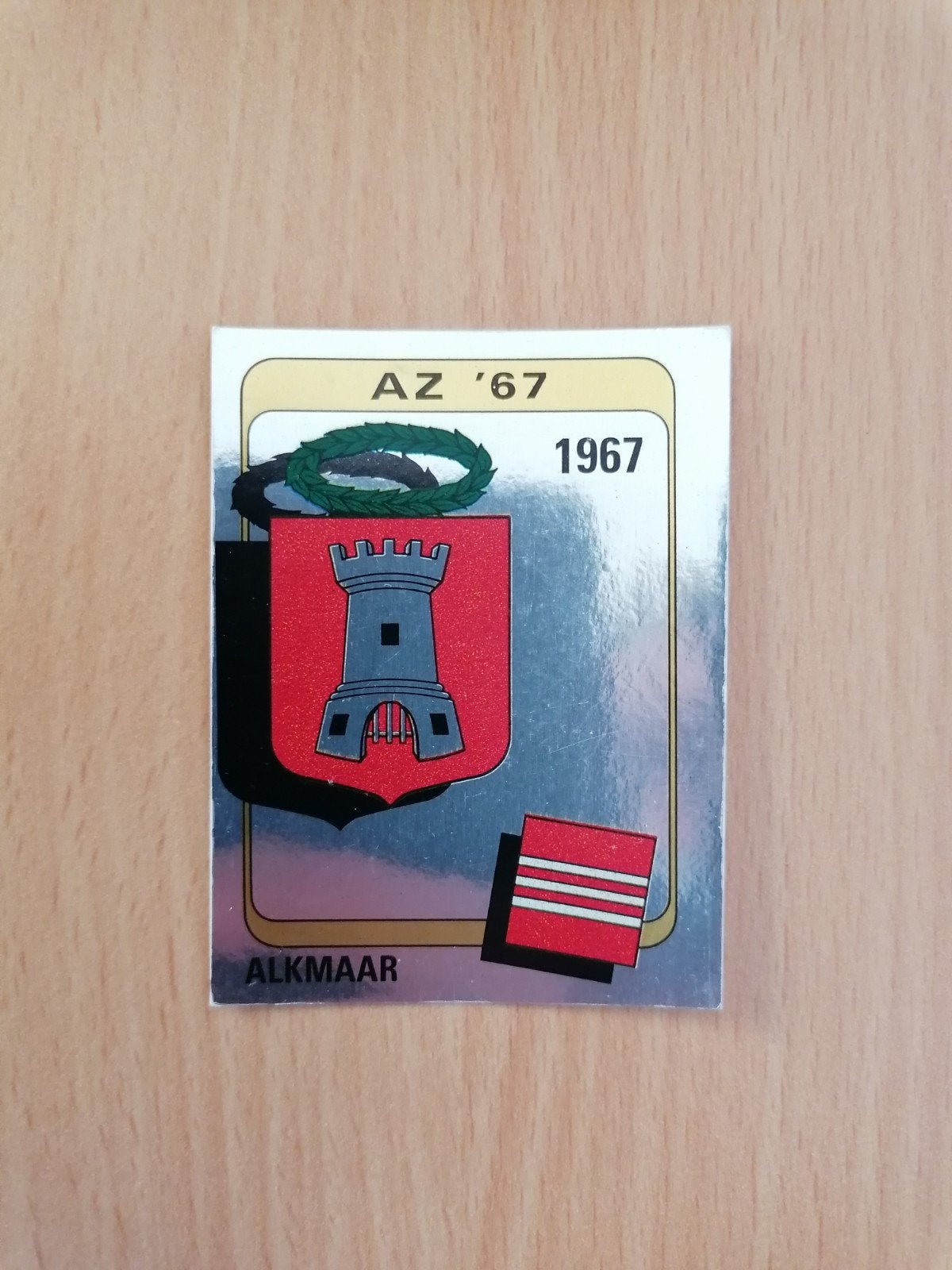 Panini Voetbal 84 #22 AZ'67 embleem., Verzamelen, Ophalen of Verzenden, Zo goed als nieuw, AZ, Poster, Plaatje of Sticker