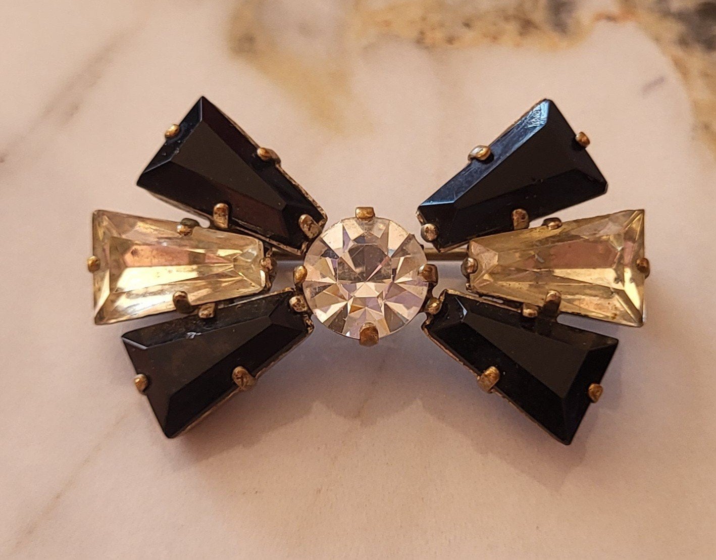 Art Deco Strik Broche – Zwart & Zilver (Jaren '50/'60), Verzenden, Gebruikt, 4 tot 7 cm, Overige materialen
