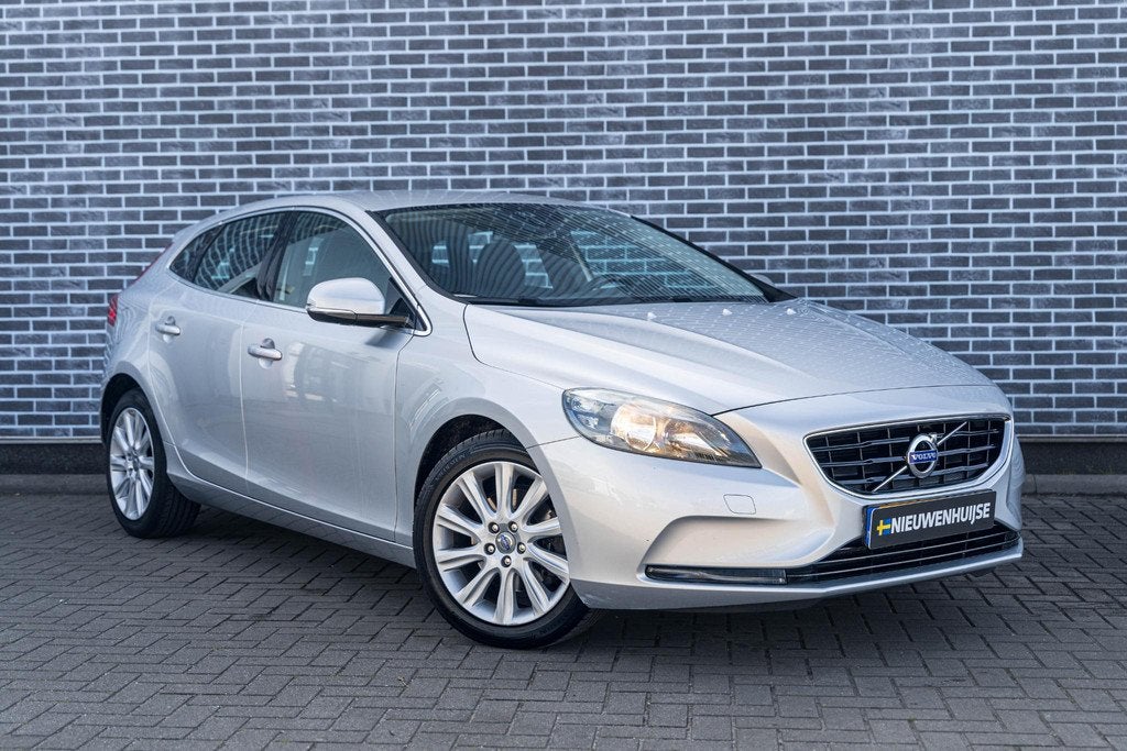 Volvo V40 1.6 T2 Momentum | RTI Navigatie | Climate Control, Automatische klimaatregeling, Gebruikt, Zwart, 4 cilinders