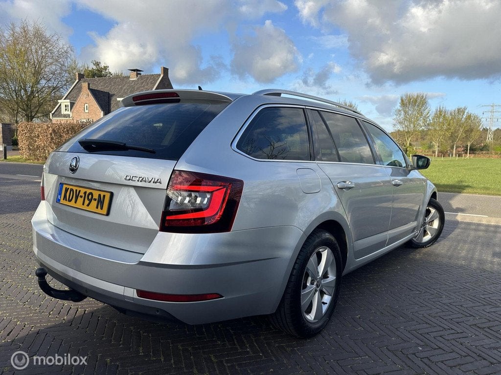 Skoda Octavia Combi 1.4 TSI Business DSG Trekhaak Carplay✅, Stof, Gebruikt, Zwart, 4 cilinders