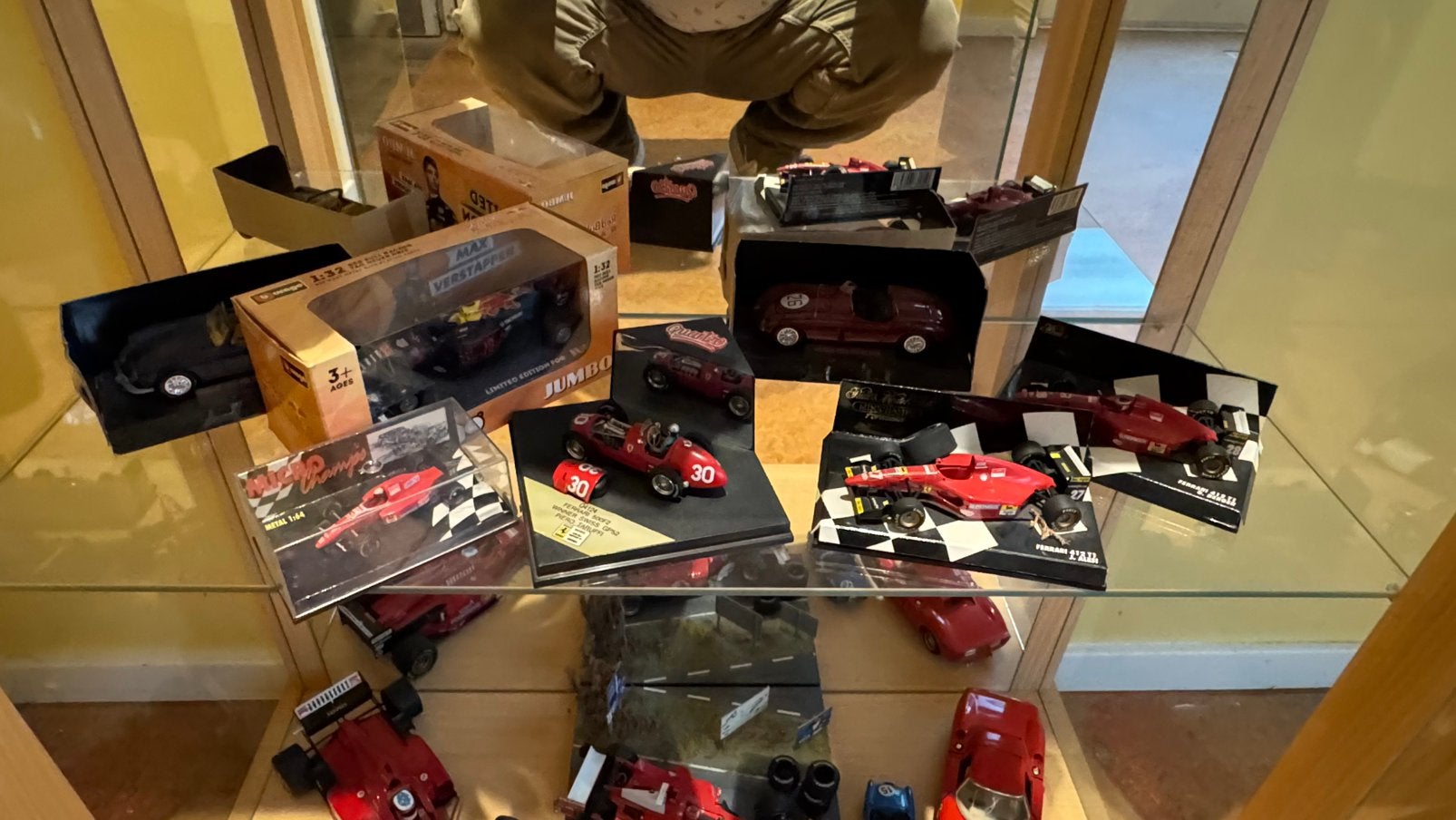 Redbull Verstappen en Ferrari modellen incl. vitrinekast, Ophalen, Zo goed als nieuw, Auto, Overige merken