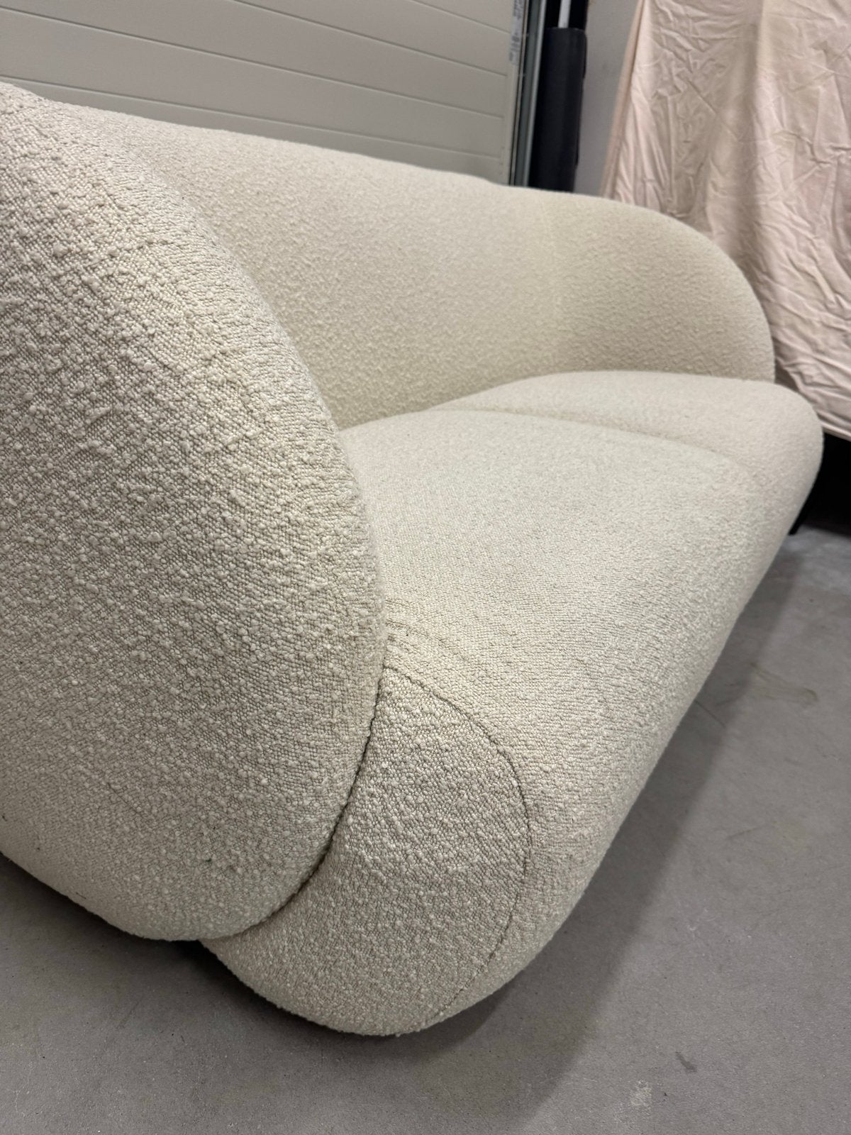 Stijlvolle Crèmekleurige Bouclé Bank - Zo goed als nieuw, Ophalen, Driepersoons, 75 tot 100 cm, Zo goed als nieuw