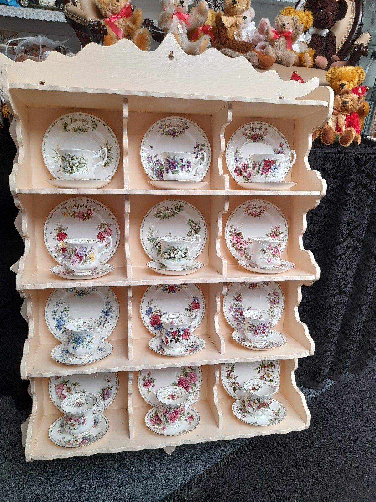 Royal albert flower  of the month, Ophalen of Verzenden