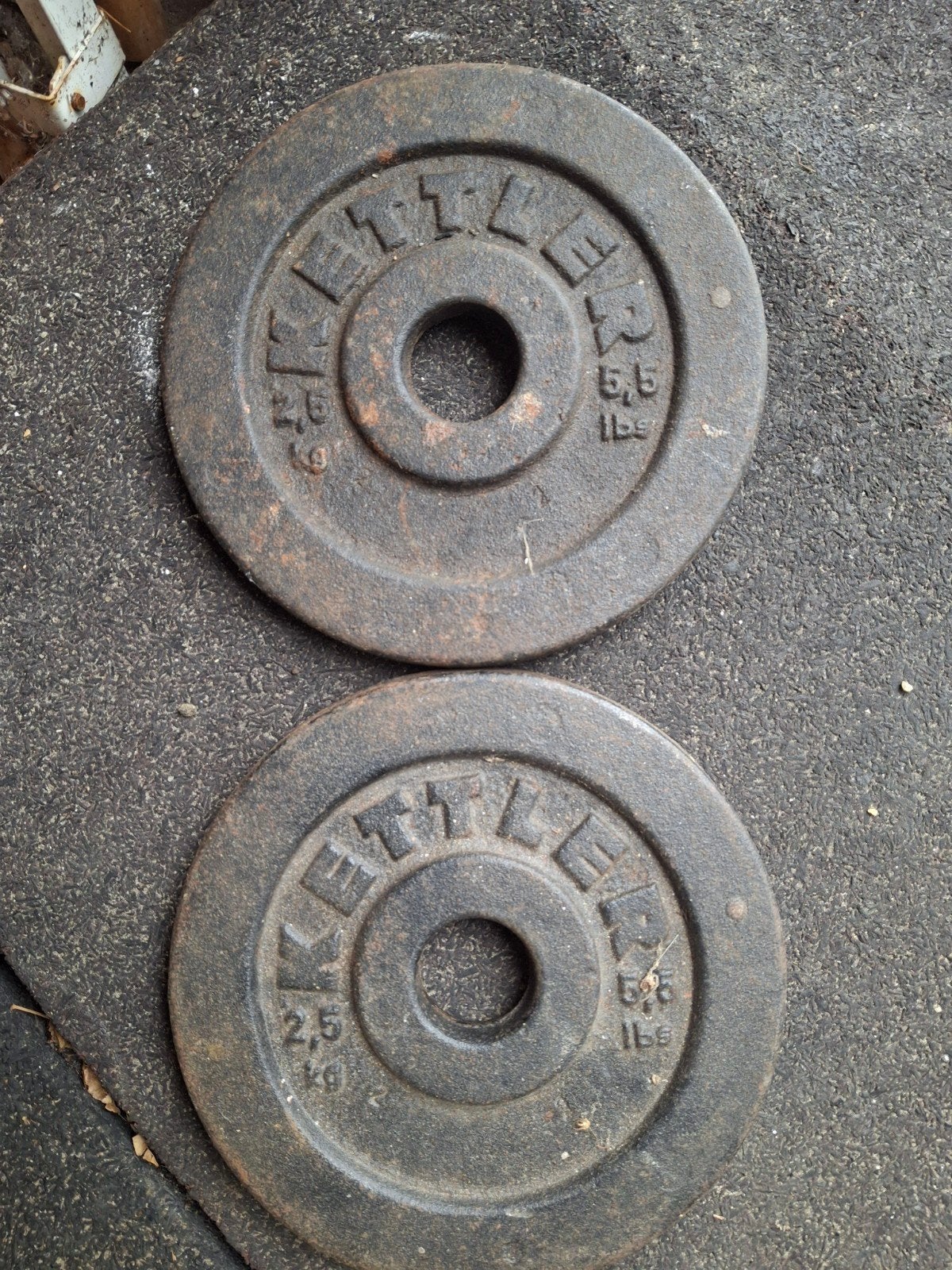 2 Kettler Halterschijven 2.5 Kg - Ø 3.3 cm gat, Ophalen of Verzenden, Gebruikt, Halterschijven