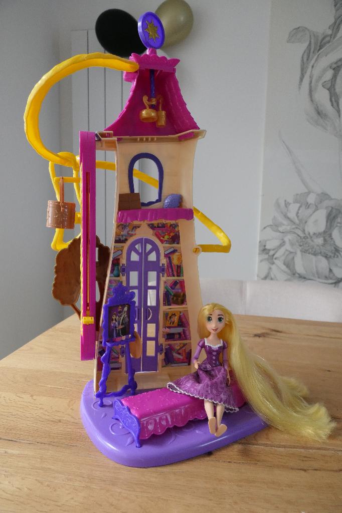 Disney speelset: Rapunzel's swingende haar kasteel + Pop, Ophalen of Verzenden, Gebruikt, Barbie