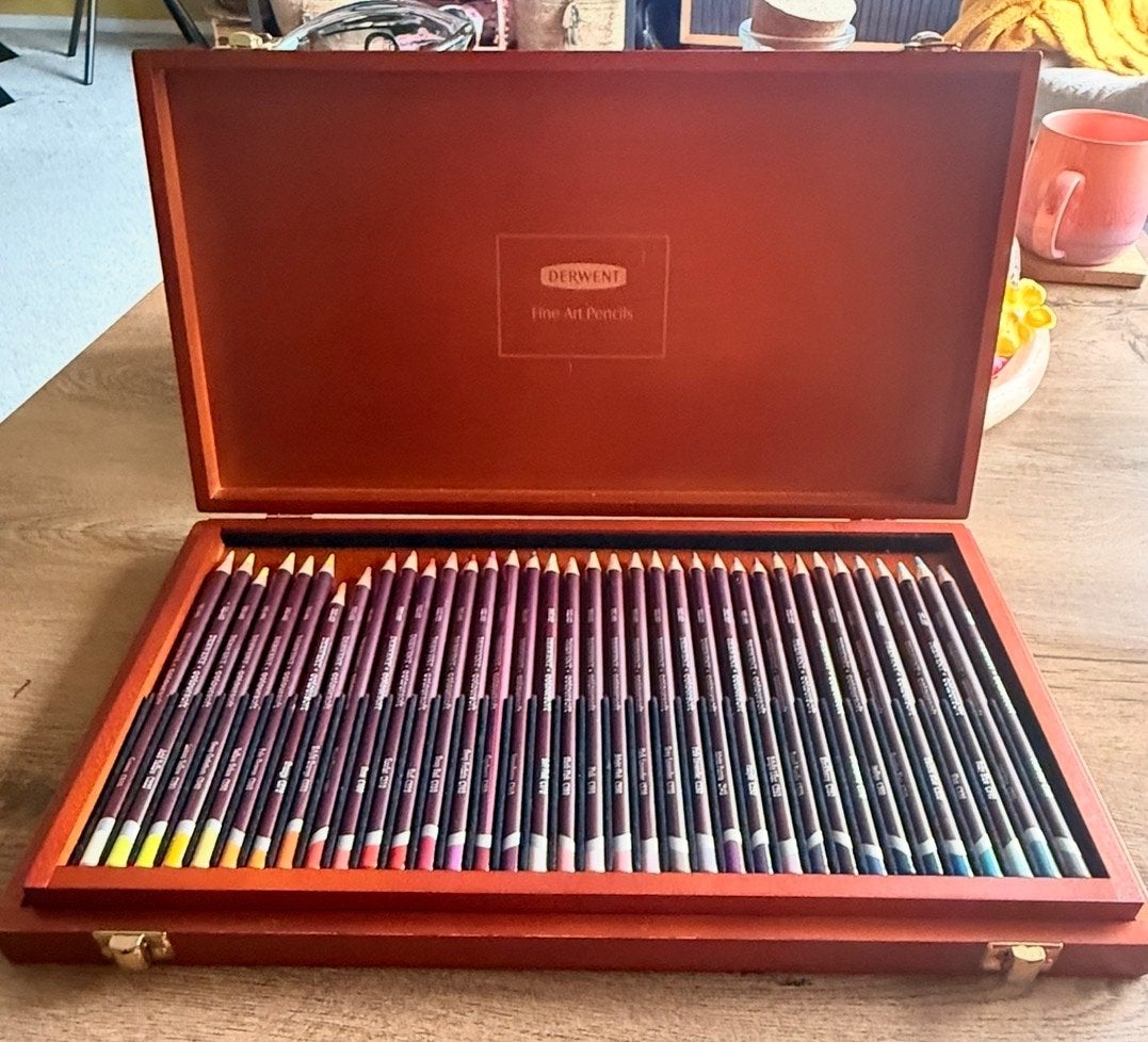 36 Derwent Coloursoft Kleurpotloden in Houten Kist, Hobby en Vrije tijd, Tekenen, Ophalen, Gebruikt, Potlood of Stift