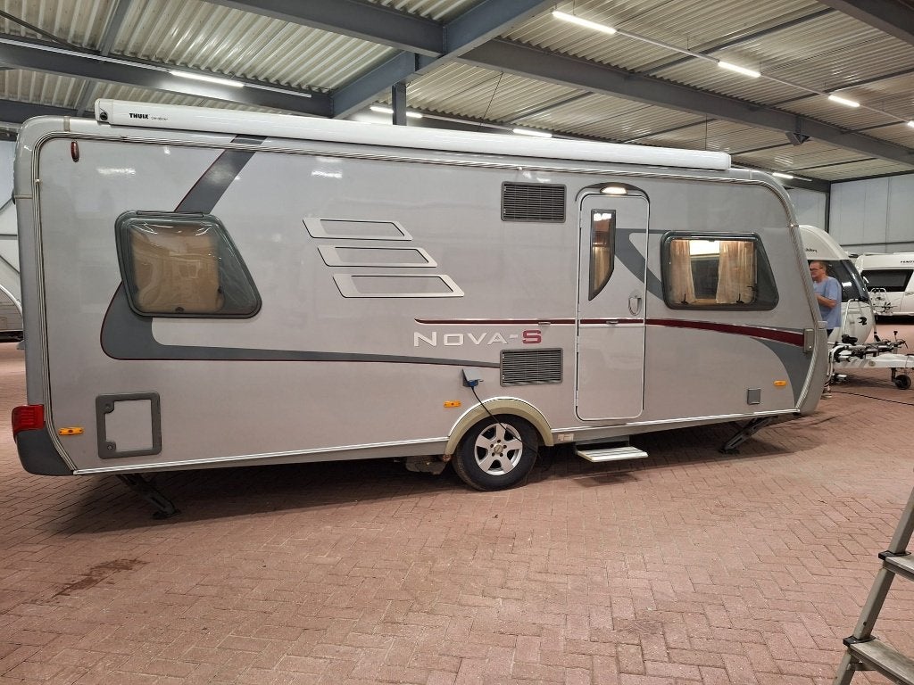Toercaravan Eriba Nova S 545 S, Omvormbare zithoek, Rondzit, Particulier, Schokbreker