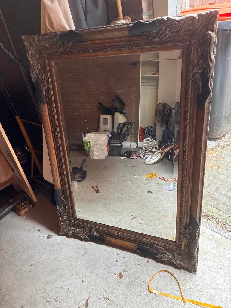 Grote spiegel met bewerkte lijst, Antiek en Kunst, Antiek | Spiegels, Ophalen of Verzenden, Rechthoekig, 50 tot 100 cm, 100 tot 150 cm