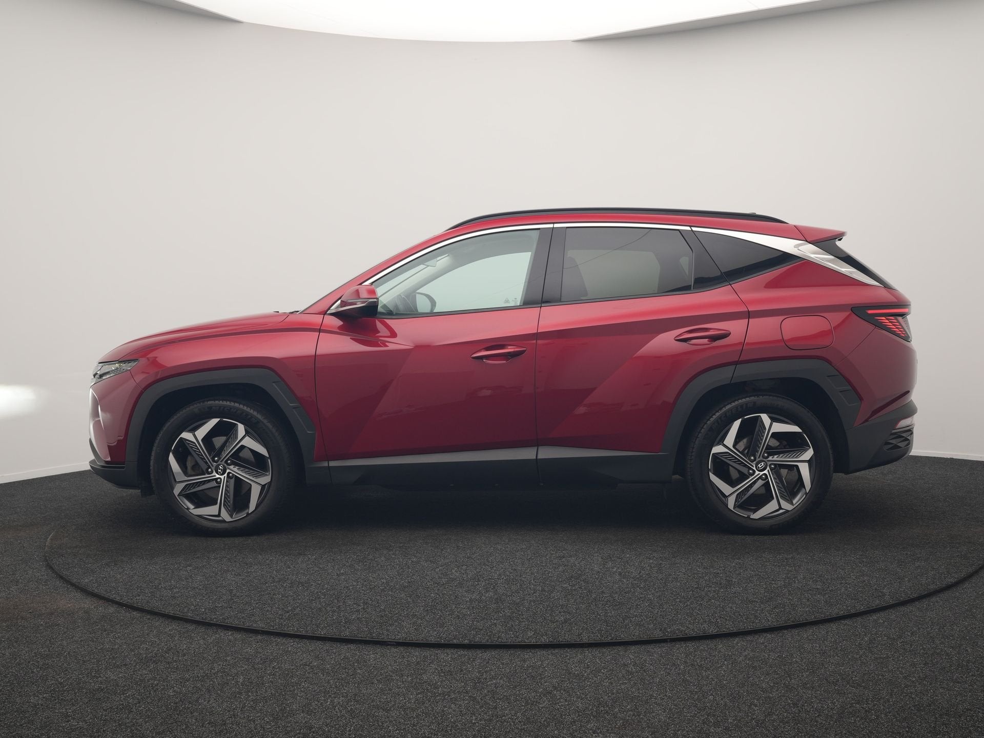 Hyundai Tucson 1.6 T-GDI Premium 4WD PHEV 265pk Dealer O.H., Auto's, Hyundai, 1350 kg, Gebruikt, Zwart, 4 cilinders