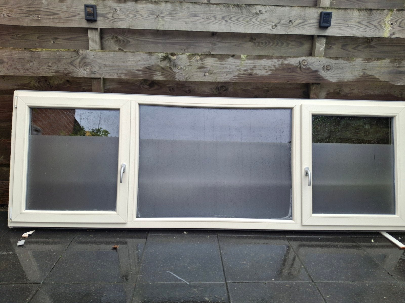 Gebruikt kunststof kozijn met Dubbelglas en Matglasfolie, Doe-het-zelf en Verbouw, Glas en Ramen, Ophalen, Gebruikt, Dubbelglas