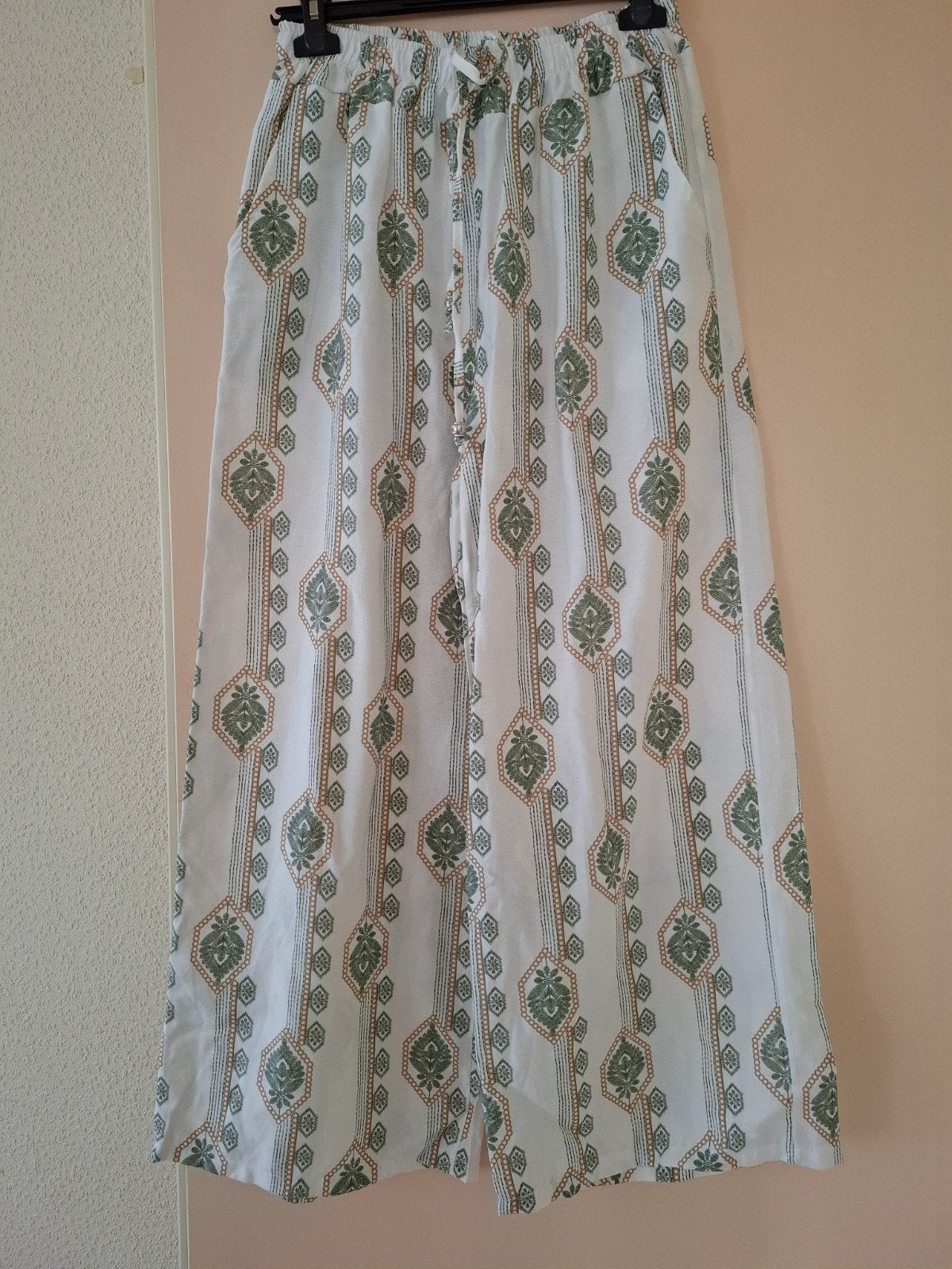 Mooie broek met wijde pijpen. 1 maat. M.L, Ophalen of Verzenden, Nieuw, Maat 38/40 (M), Onder de knie