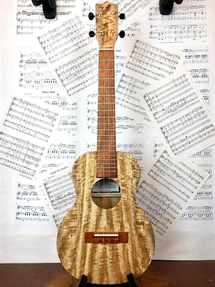 Ana’ole Solid Mango tenor ukulele uit  O’ahu in Hawaii., Ophalen of Verzenden, Zo goed als nieuw, Overige typen, Met koffer