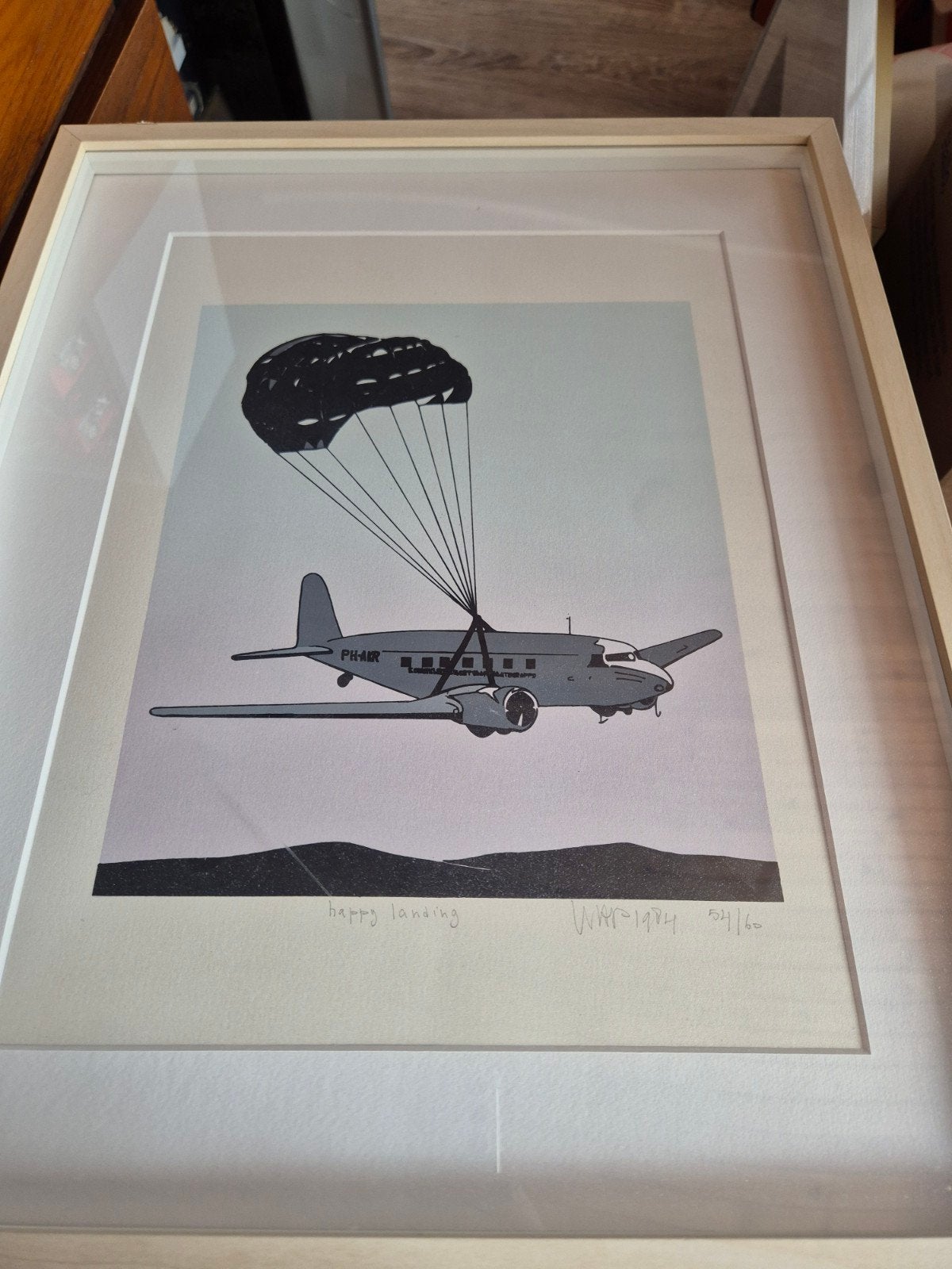 Hans Wap zeefdruk 'Happy Landing' - Vliegtuig met parachut, Antiek en Kunst, Ophalen of Verzenden