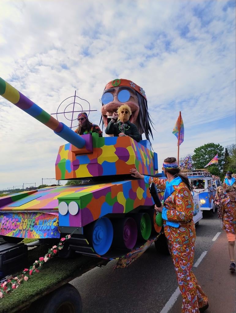 Hippie Tank carnaval Feestwagen - Uniek voor Optochten!, Hobby en Vrije tijd, Feestartikelen, Carnaval, Ophalen of Verzenden